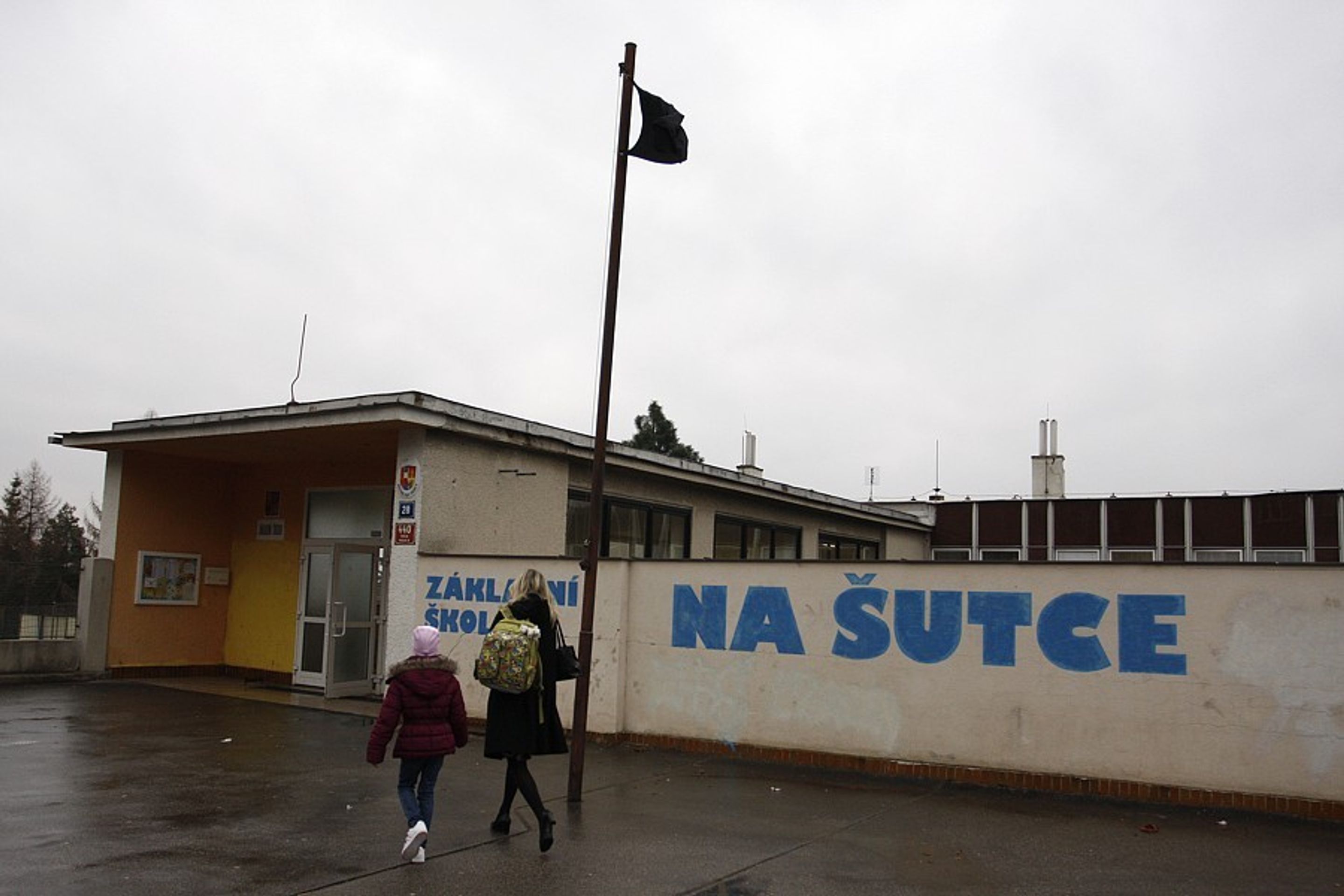 Atmosféra mezi bývalými spolužáky Aničky Janatkové - 7 - GALERIE: skola (6/12)