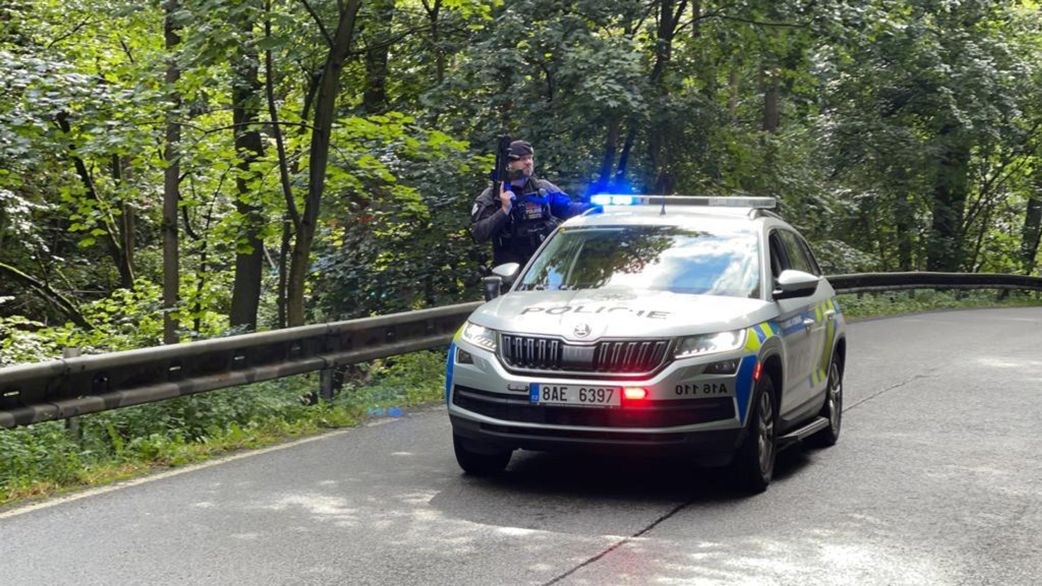 Policisté u Dolních Břežan u Prahy hledají medvěda - 8 - GALERIE: Policisté u Prahy pátrají po medvědovi (1/8)