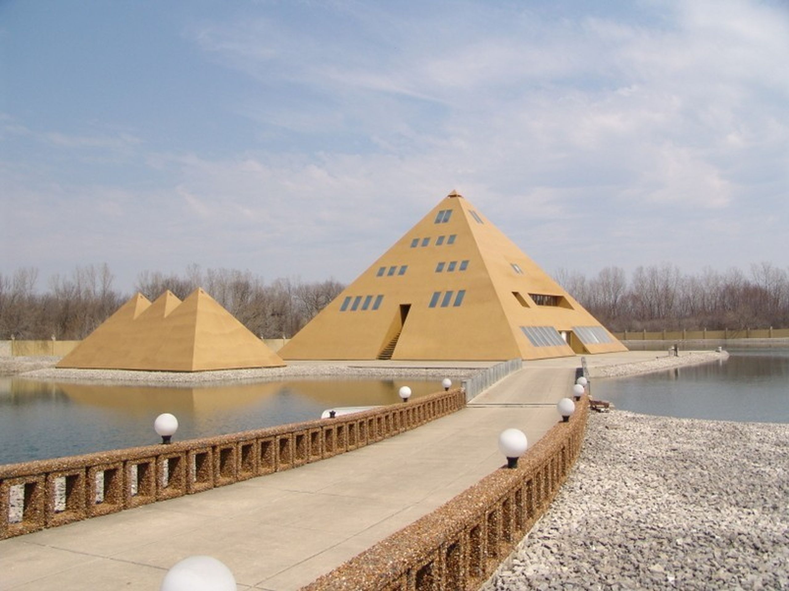 Dům - pyramida - 3 - GALERIE: Pyramidový dům (2/5)
