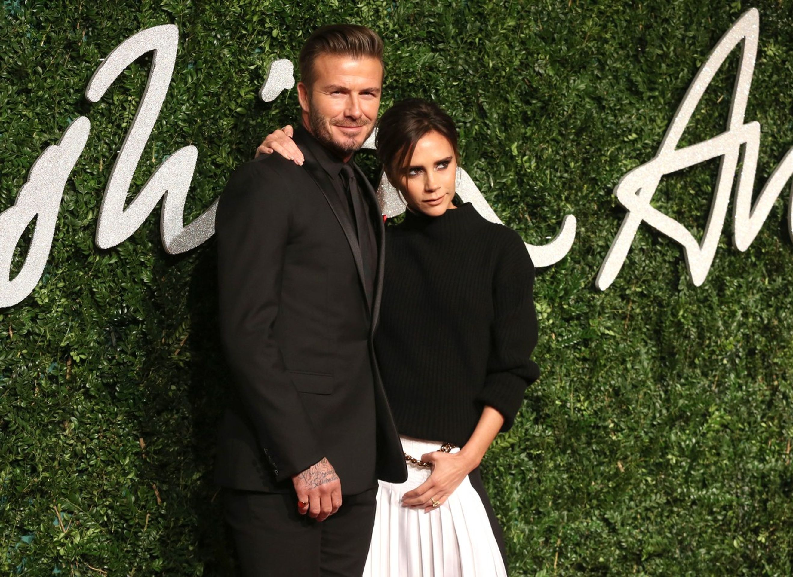 David a Victoria Beckhamovi - GALERIE: Slavní na svatbě Harryho a Meghan (1/14)