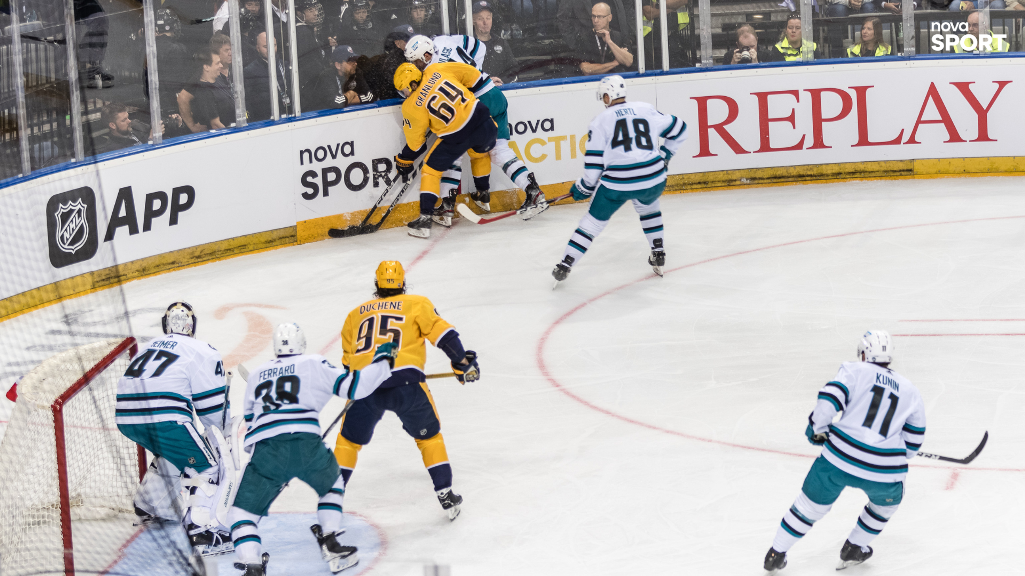 Souboj o puk u hrazení, kterému přihlížel také Tomáš Hertl - NHL v Praze (8/10)