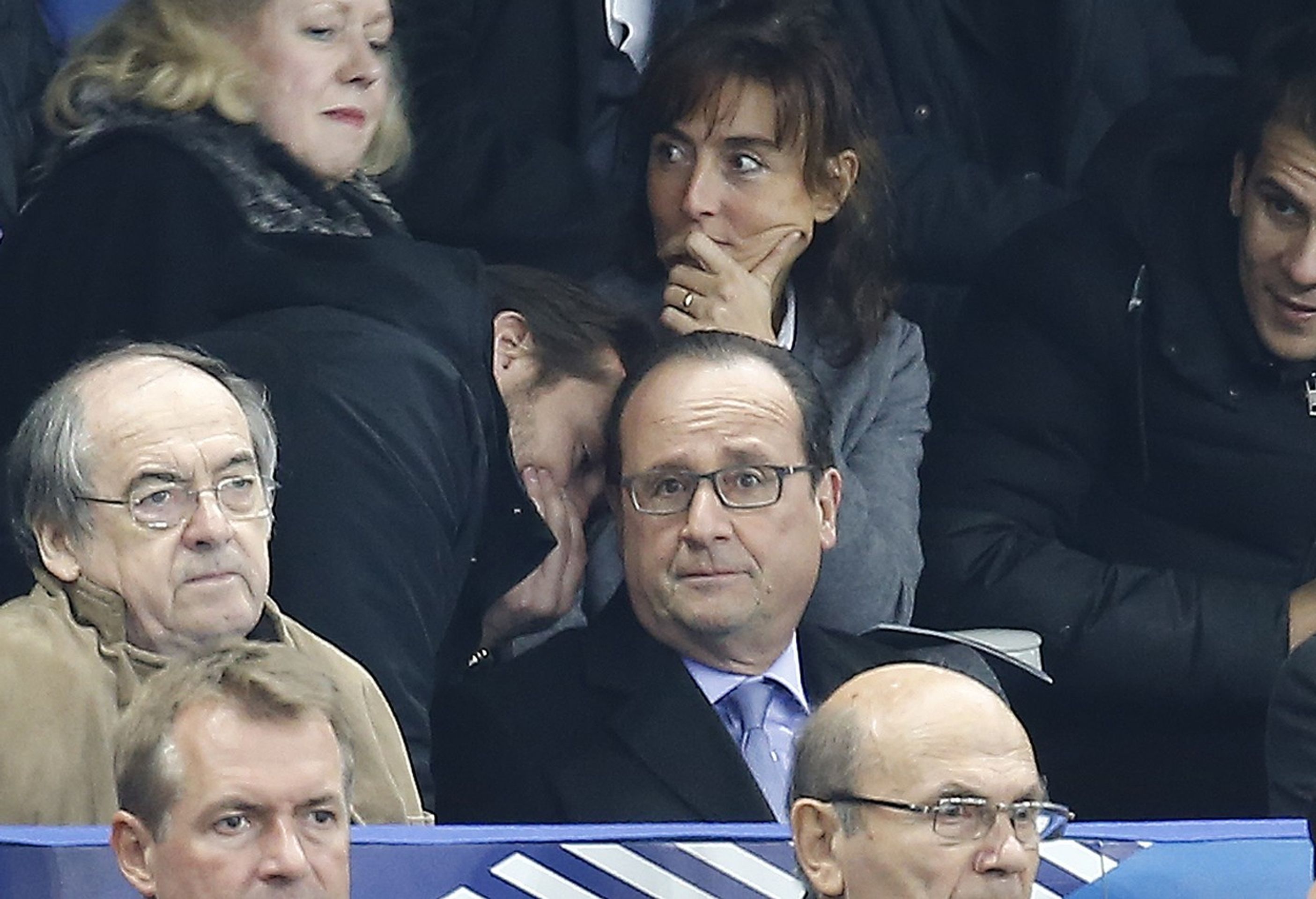 Hollande se dozvídá o útocích - GALERIE: Černý pátek: Takhle probíhaly útoky v Paříži (4/14)