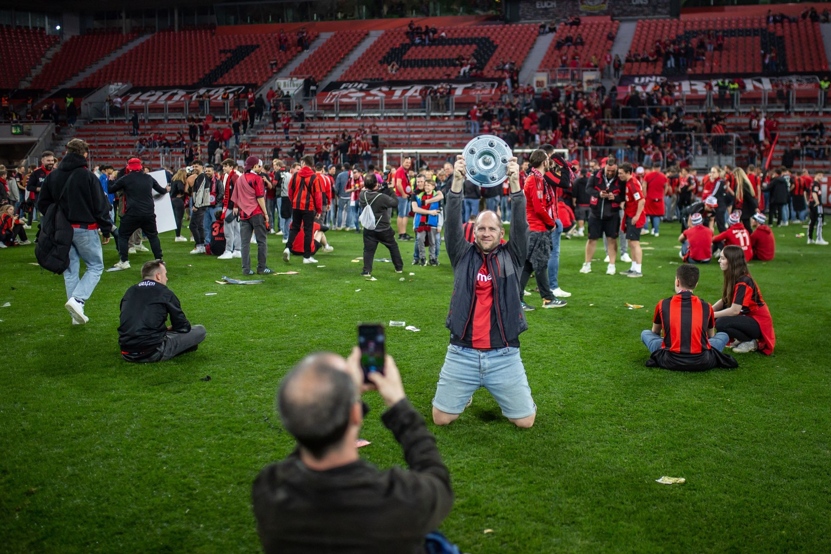 Fanoušci Leverkusenu - Oslavy fanoušků a hráčů Bayeru Leverkusen (7/10)