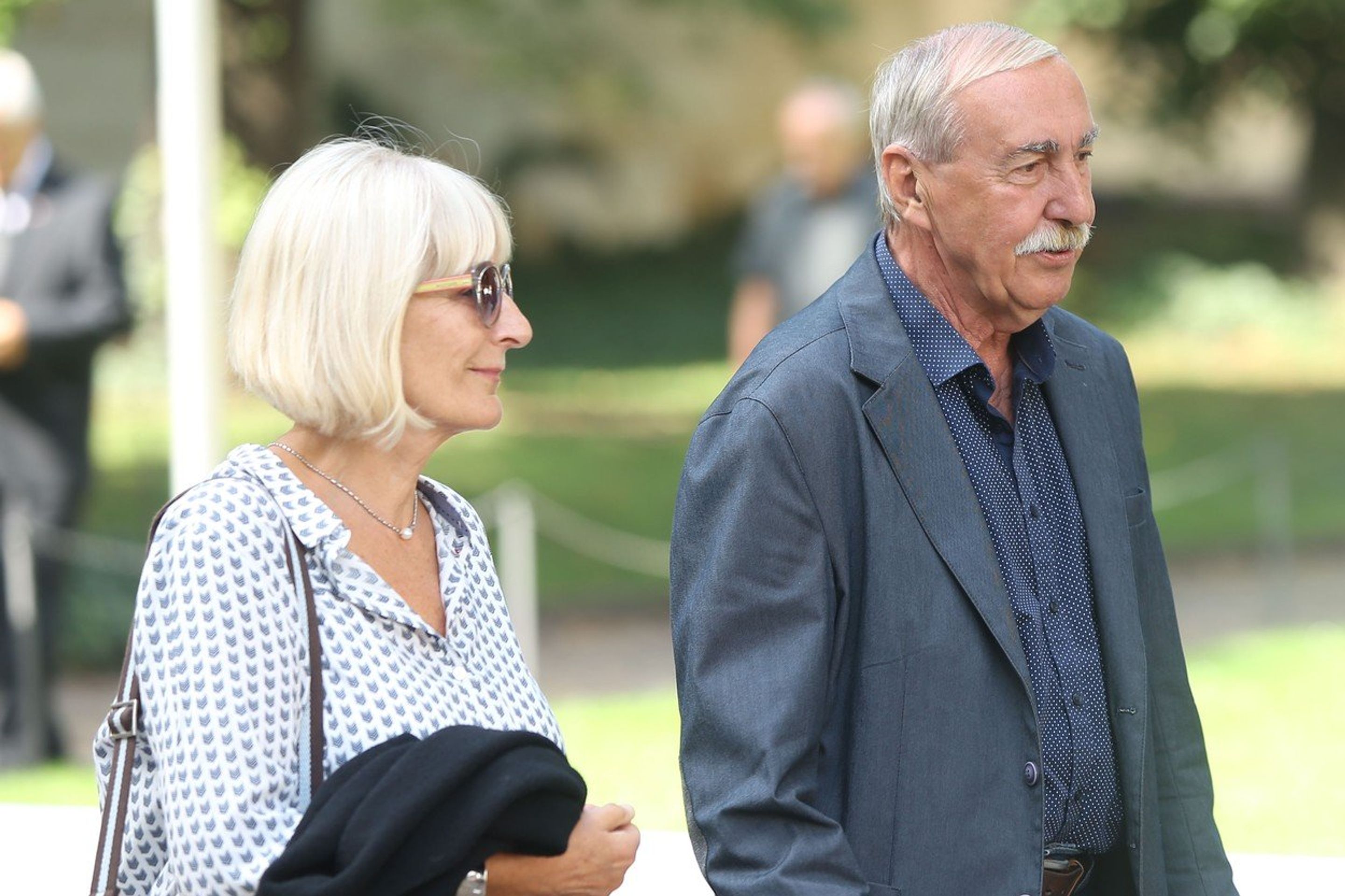 Pohřbu Rudolfa Bati se zúčastnil i hokejový gólman Jiří Holeček - GALERIE: Rudolf Baťa měl pohřeb: Loučil se s ním Pelta, Jansta či Lavička! (4/6)