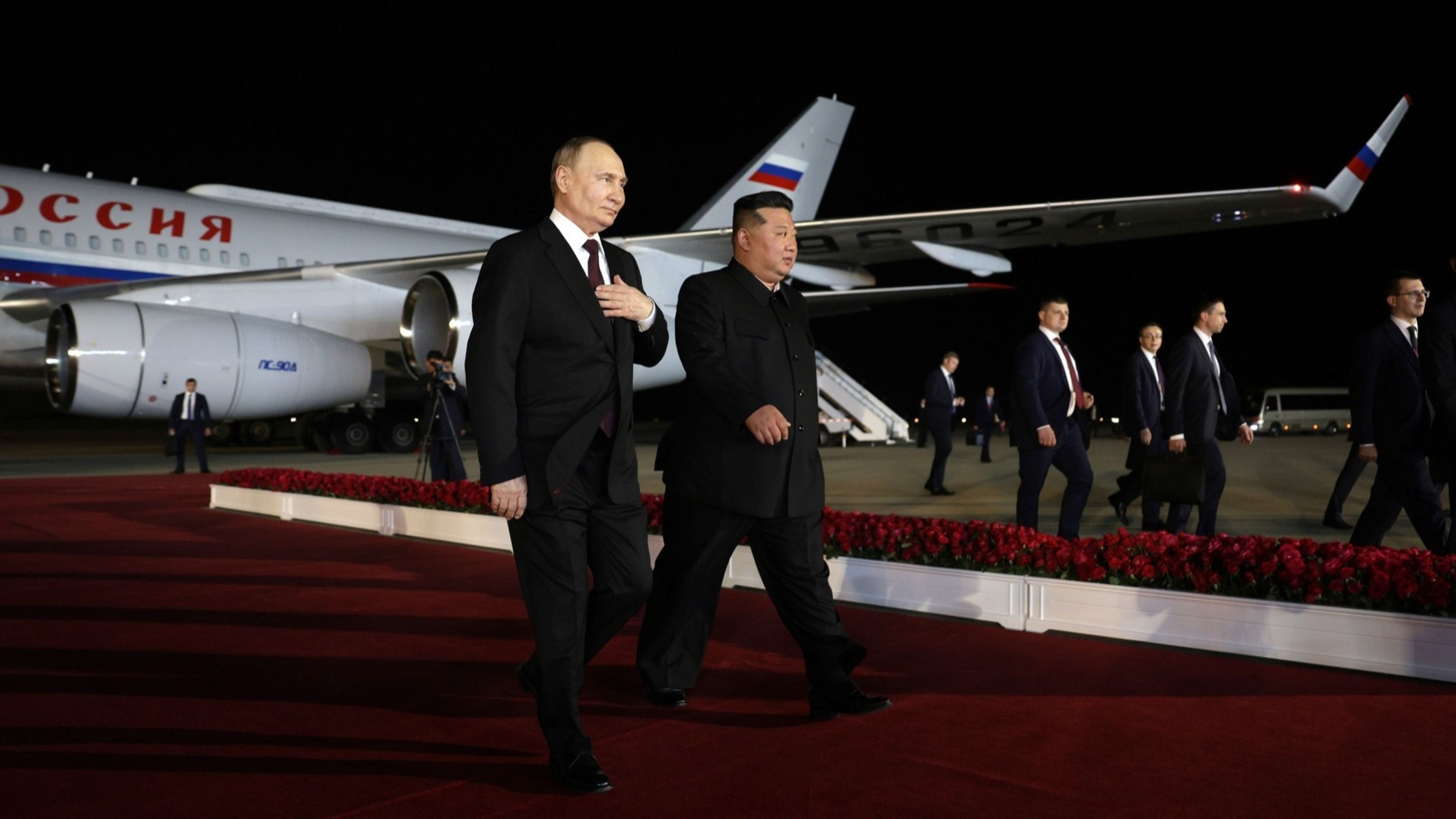 Vladimir Putin přicestoval do KLDR, na letišti je vítal Kim Čong-Un - Vladimir Putin přicestoval do KLDR, na letišti je vítal Kim Čong-il (5/5)