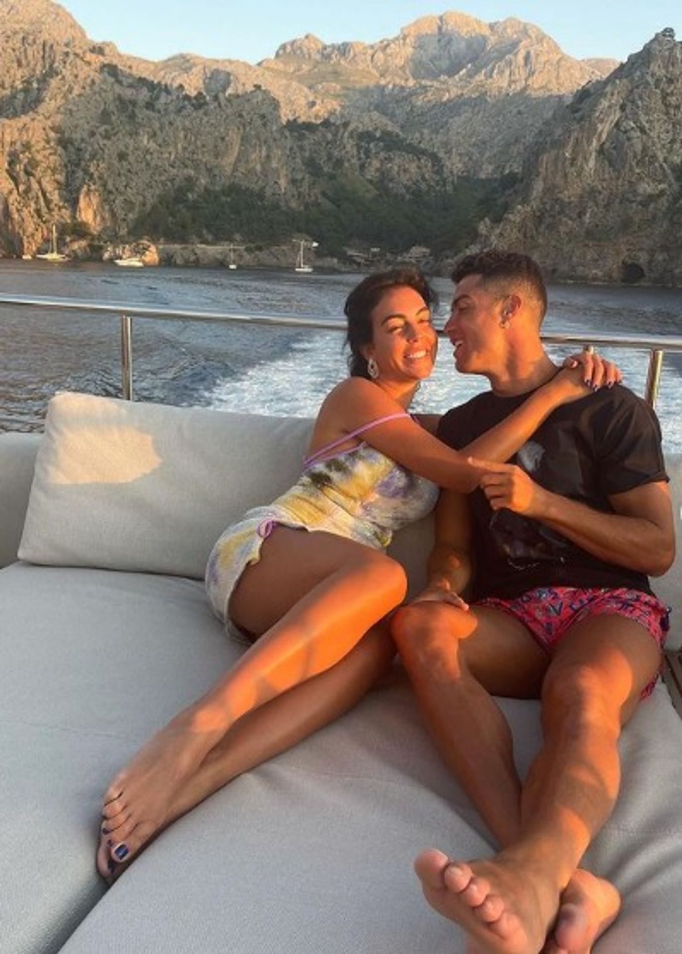Cristiano Ronaldo a jeho partnerka Georgina Rodriguezová - GALERIE: Dovolená plná polibků. Cristiano si užívá po boku své božské paní (2/5)