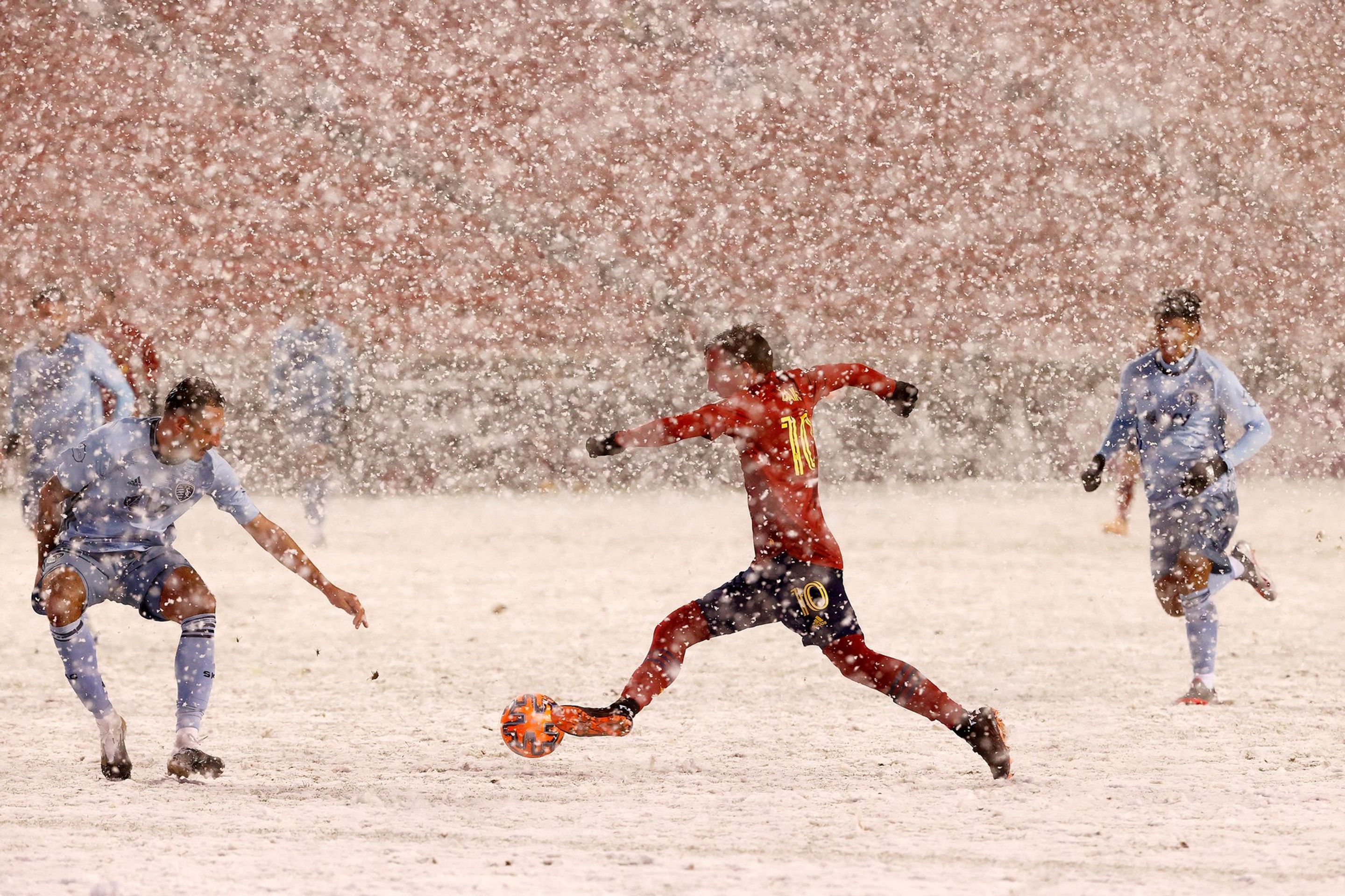 Husté sněžení neustávalo ani během zápasu - GALERIE: Velká sněhová bitva! Hřiště v Salt Lake City zasypala vánice (7/13)