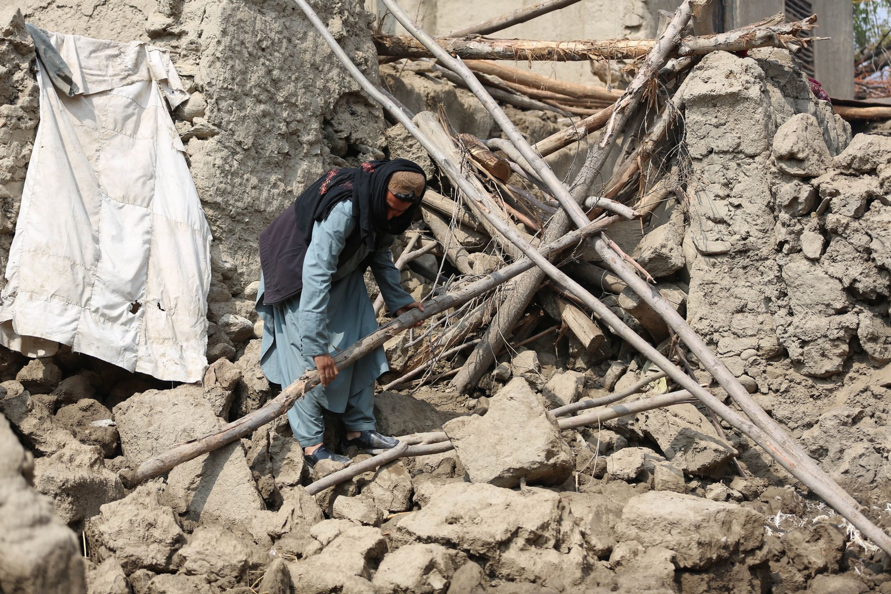 Zemětřesení v Afghánistánu a Pákistánu - Zemětřesení v Afghánistánu a Pákistánu (2/4)