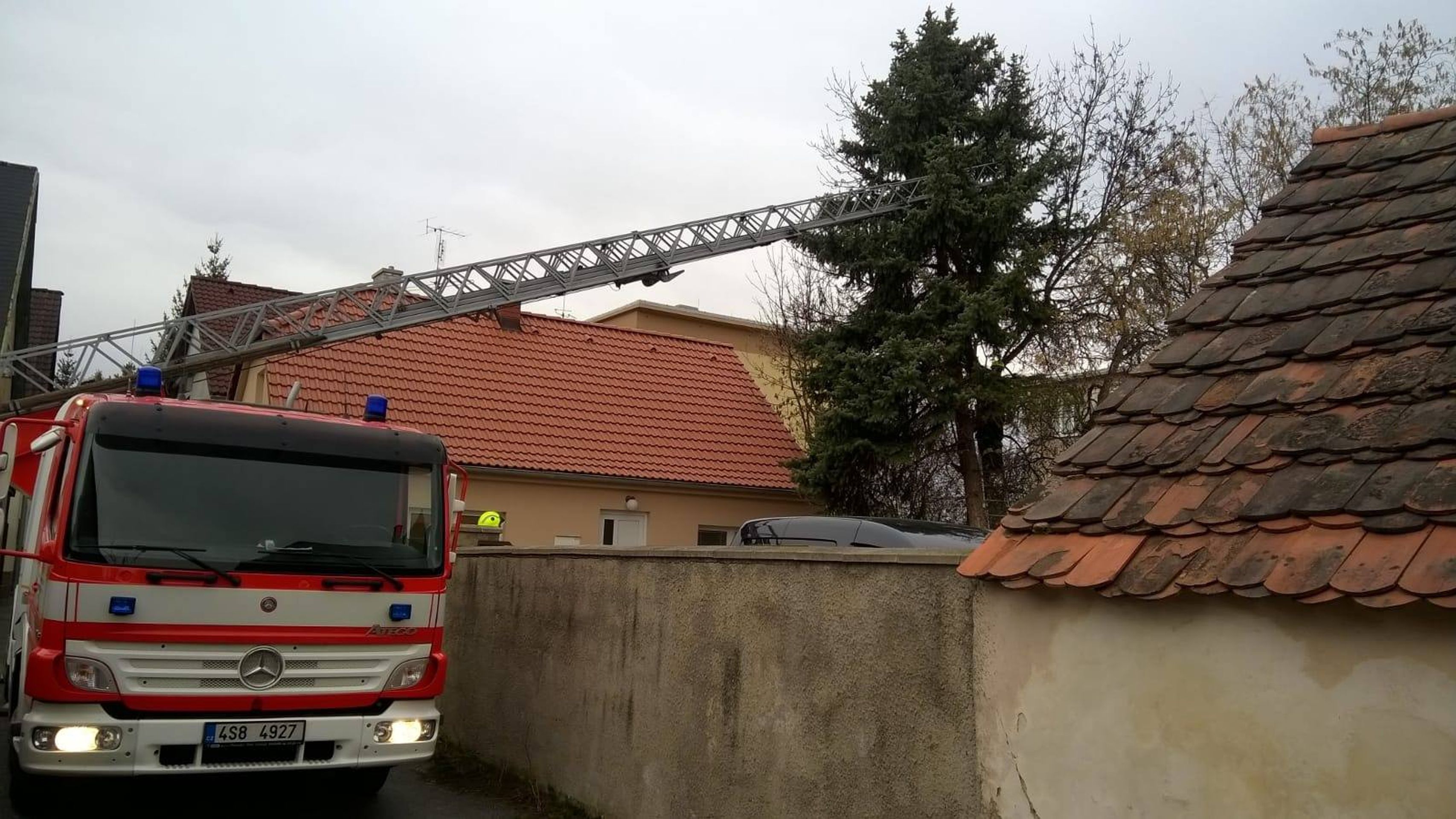Vyvrácený strom v Dobříši - GALERIE: Spadlý sloup vysokého napětí (7/13)