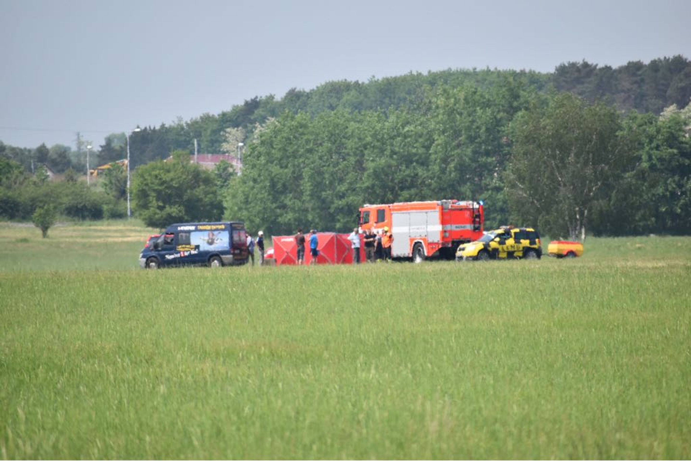 Na letišti u Mladé Boleslavi zemřel parašutista - GALERIE: Parašutista nepřežil seskok u Mladé Boleslavi (6/6)
