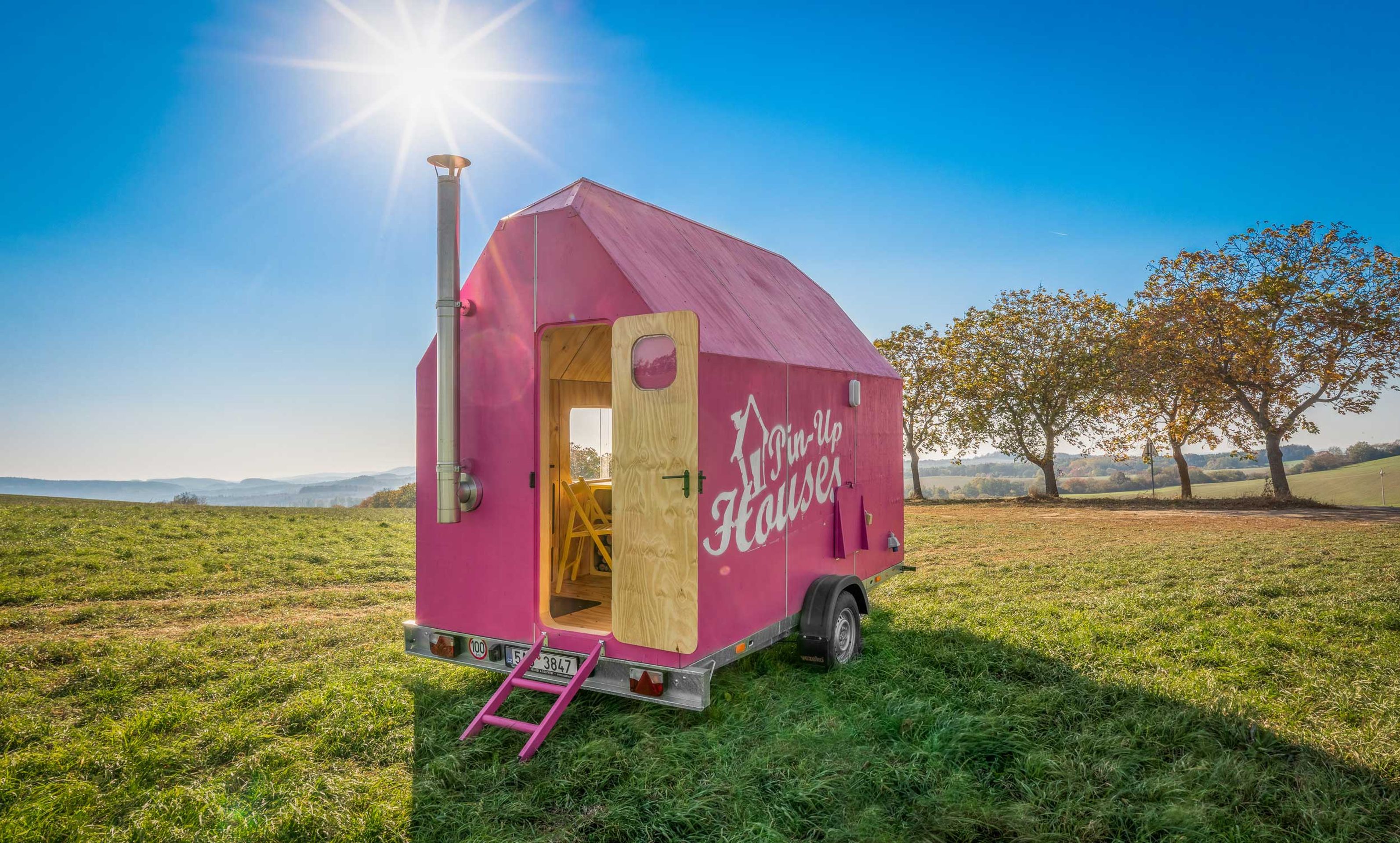 Magenta Tiny House - GALERIE: Z přívěsu je originální dům (1/7)