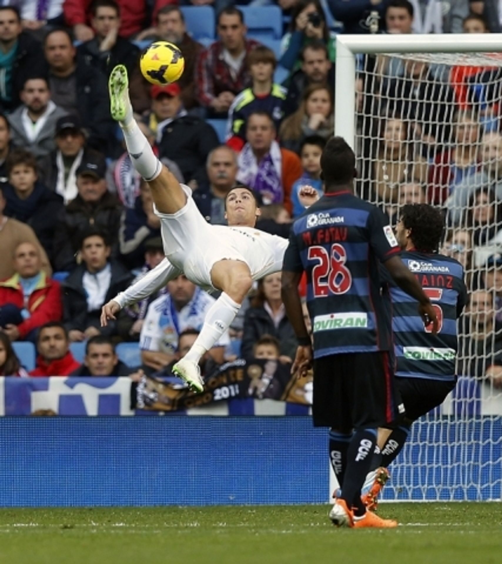 Cristiano Ronaldo ukázal na Santiago Bernabeu Zlatý míč - 5 - GALERIE: Cristiano Ronaldo ukázal na stadionu Zlatý míč (7/12)
