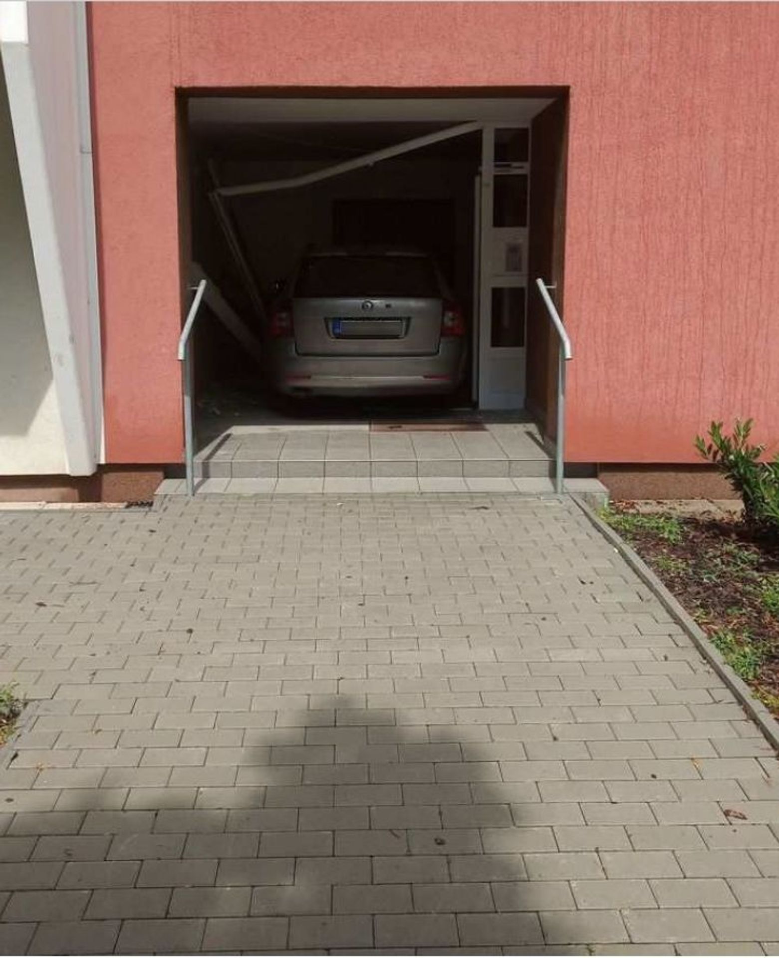 Auto vjelo do vchodu bytového domu - 1 - GALERIE: S autem vjel do vchodu (1/5)