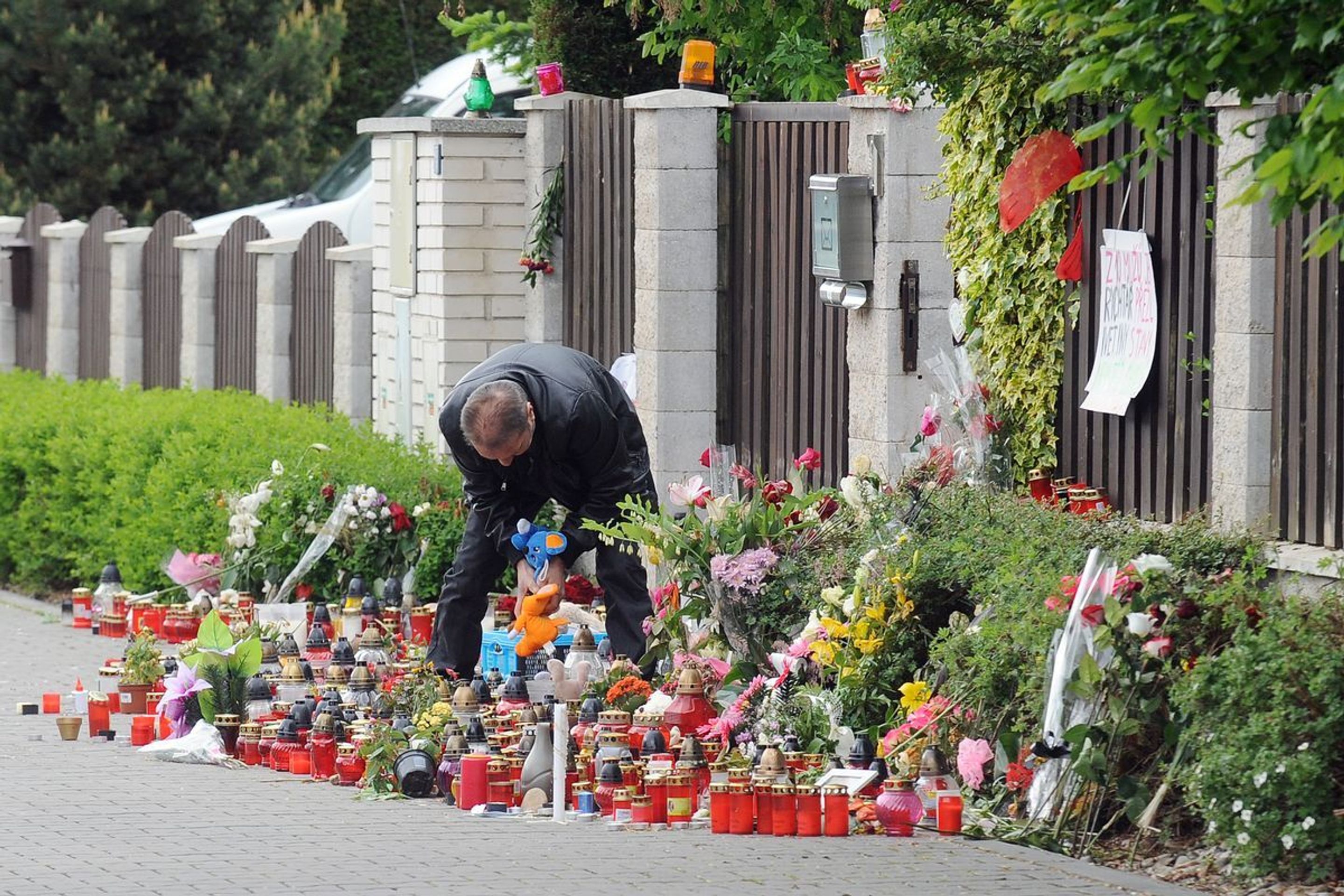 Rychtářův kamarád Standa uklízí květiny a svíčky od domu Bartošové - 6 - GALERIE: Standa odklízí plyšáky (6/6)