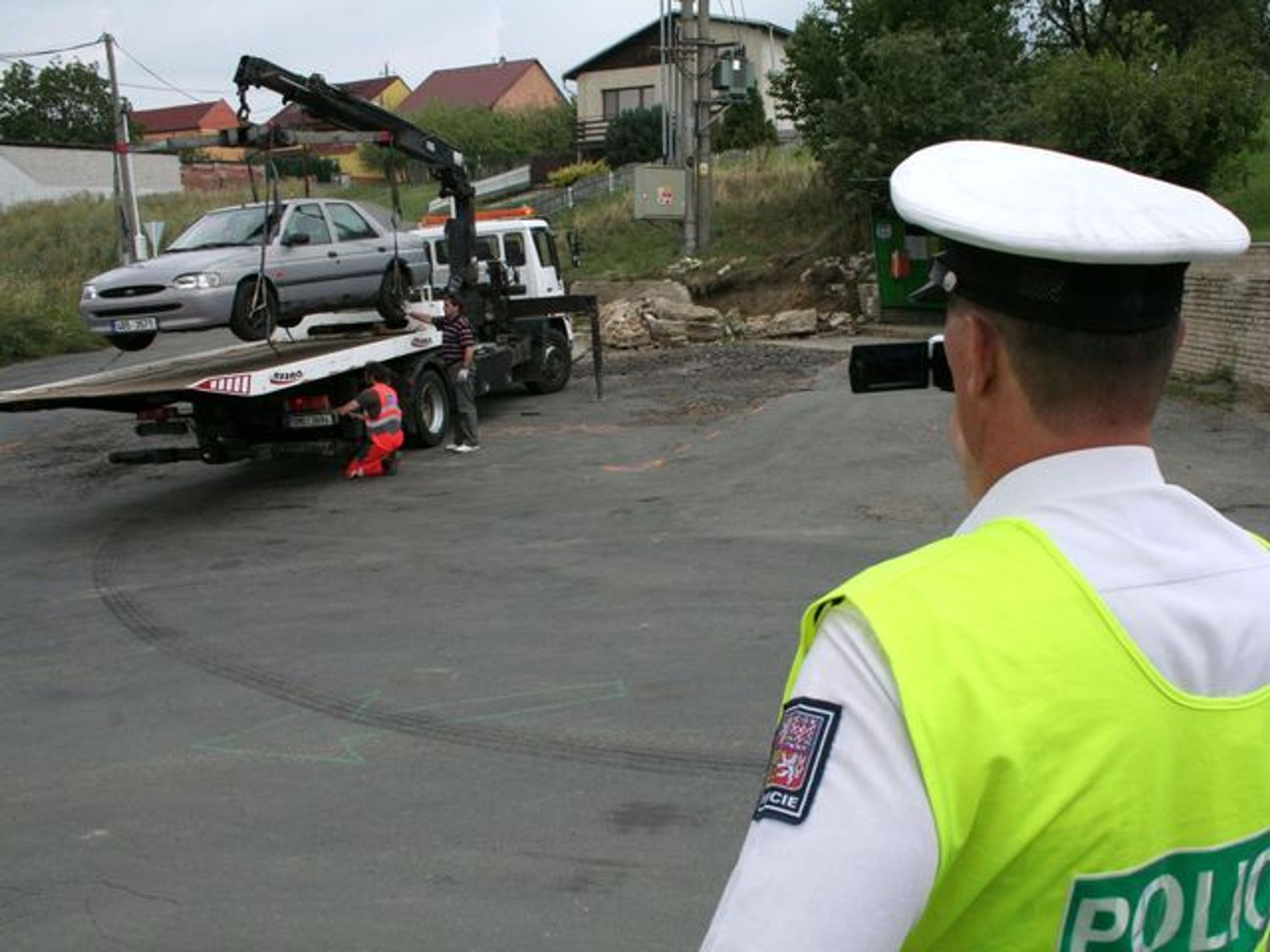 Muž zablokoval zastávku MHD pneumatikami - GALERIE: Muž zablokoval zastávku MHD pneumatikami (4/4)