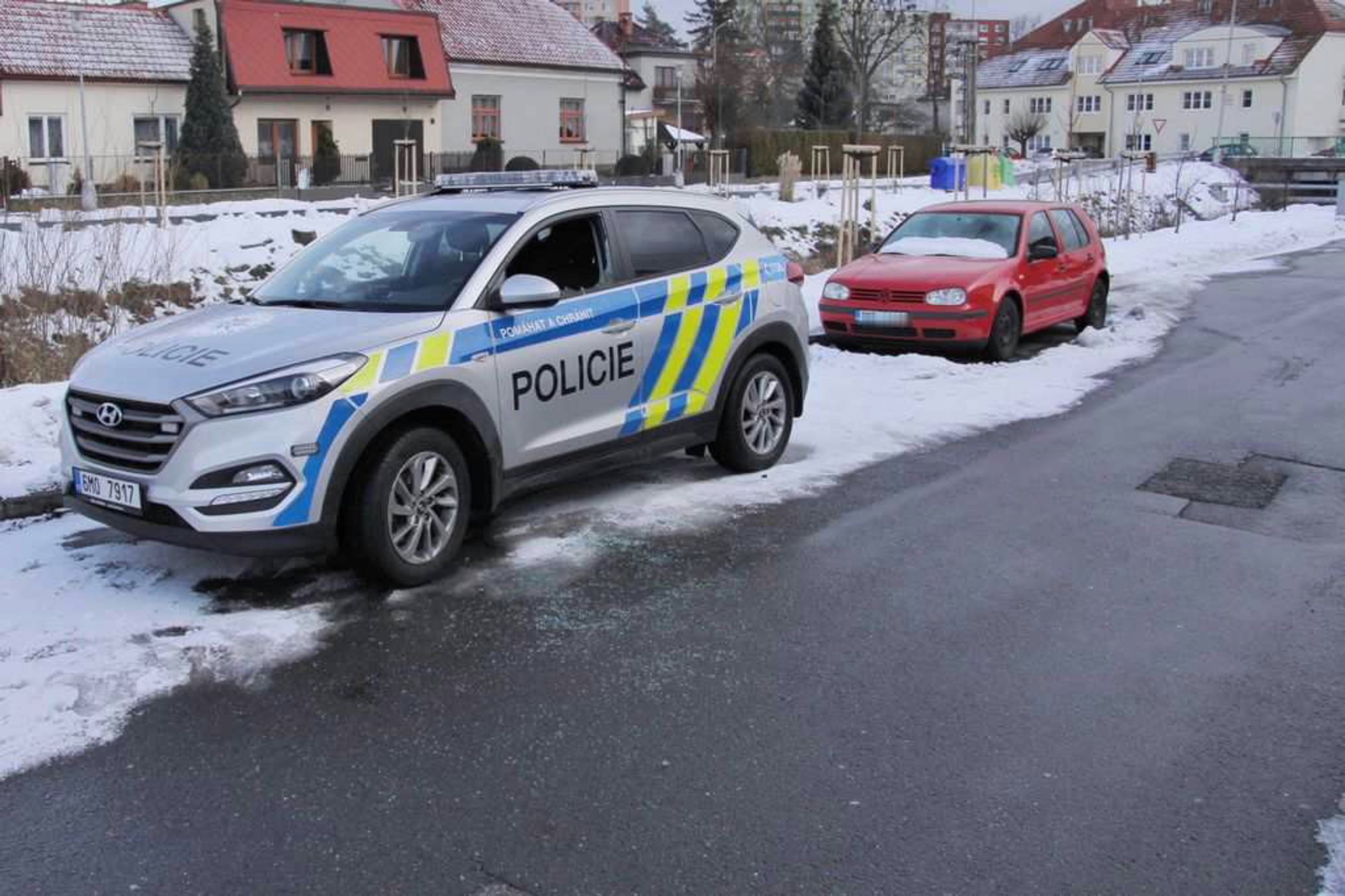 Muž zaútočil na policistu lahví alkoholu - GALERIE: Mladík zaútočil na policistu lahví alkoholu (5/5)