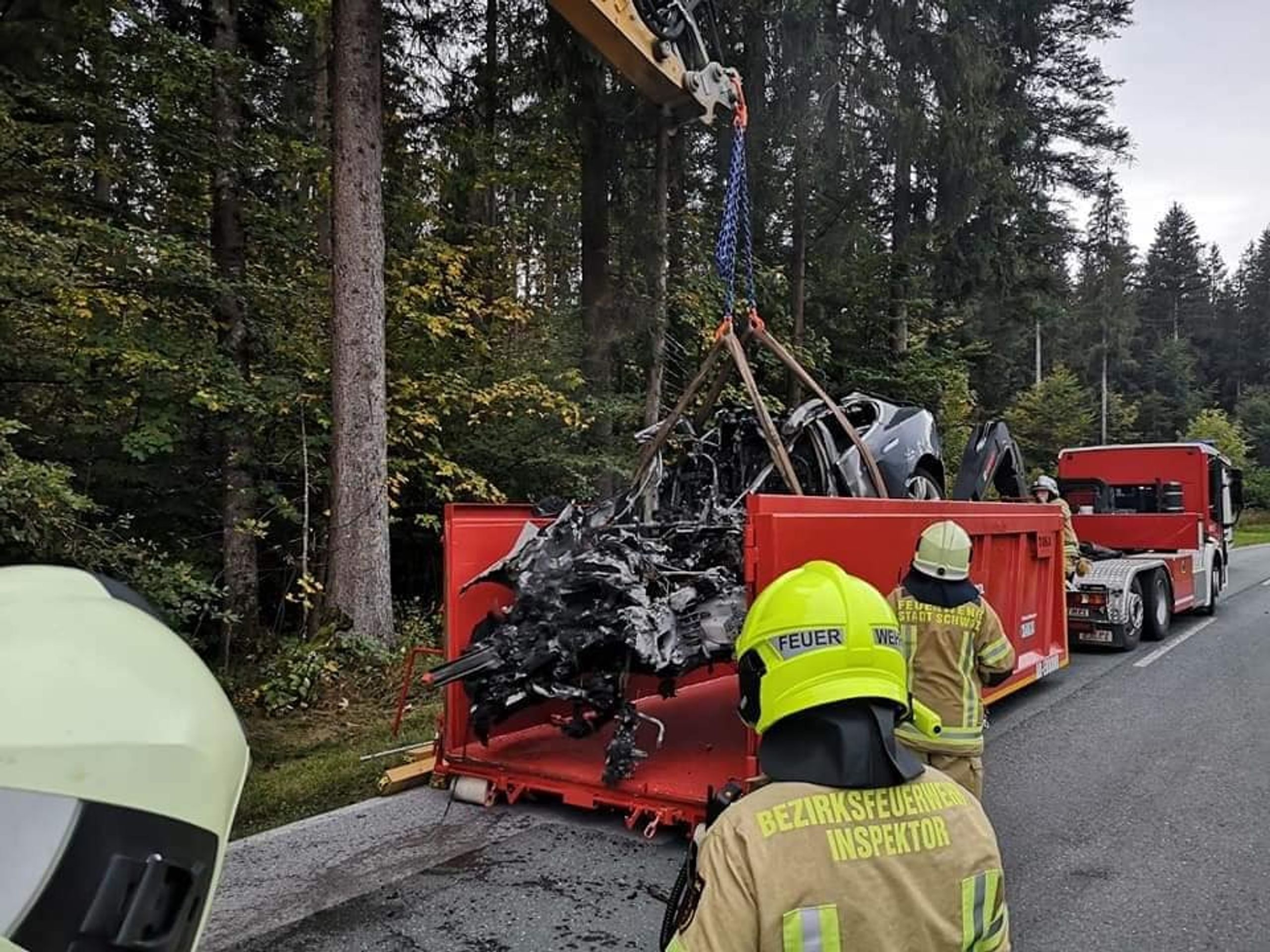 Tesla po nehodě vzplála, baterii chladili tři dny - 20 - Fotogalerie: Tesla vzplála po nárazu do stromu, baterii chladili tři dny! (8/10)