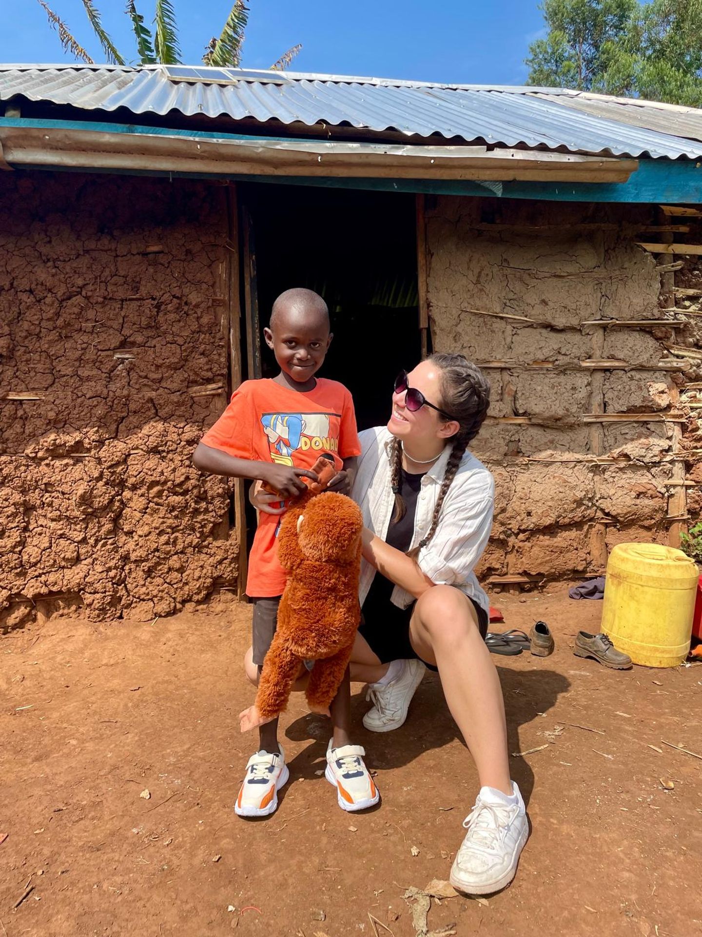 Dobrovolnice Kateřina Herodesová s keňskými dětmi ze školy Rael - Redaktorka TN.cz Kateřina Herodesová pomáhá v africké škole (6/13)