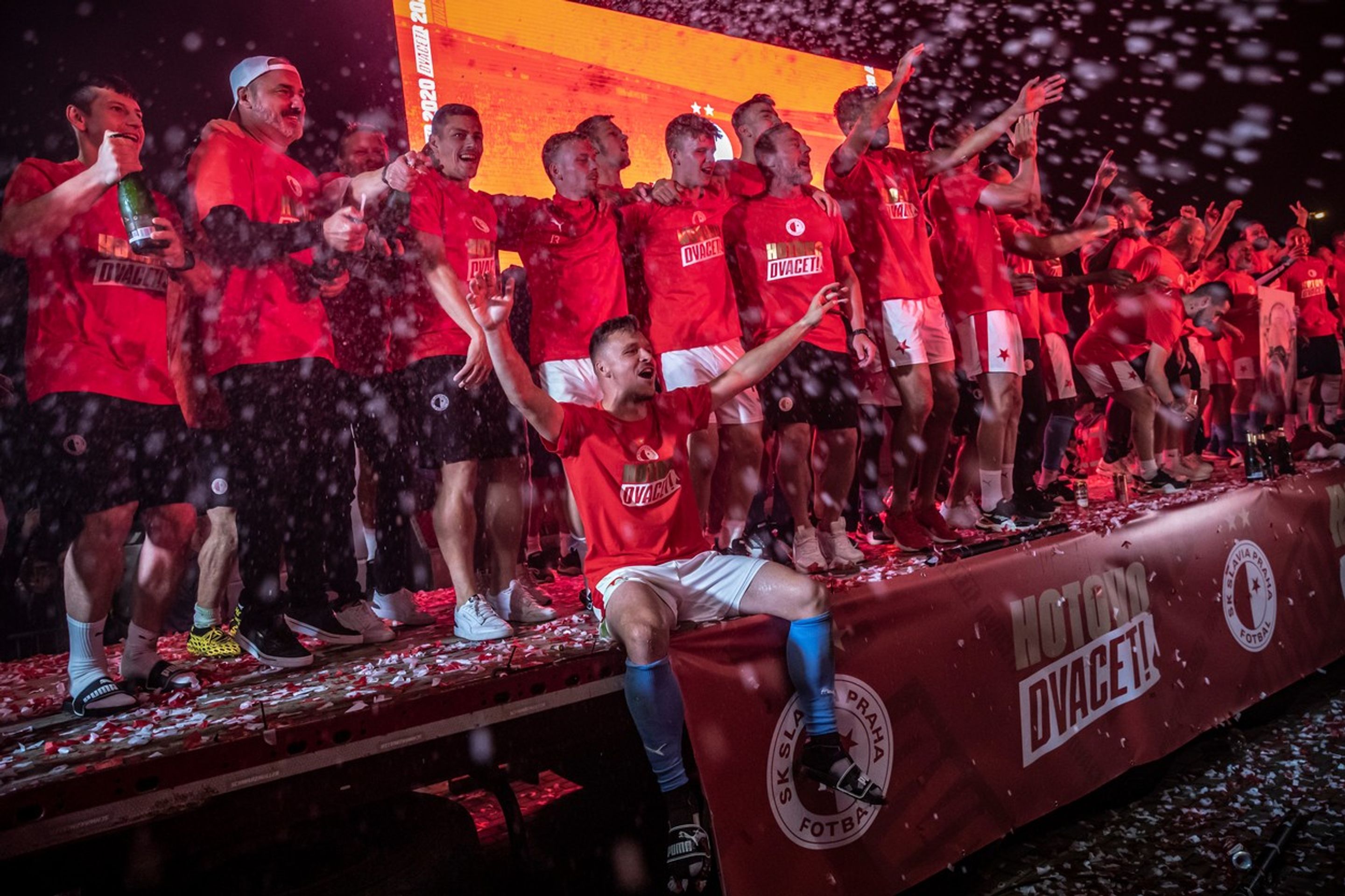 Hráči Slavie slaví titul - GALERIE: Slávisté si užili oslavy titulu před stadionem s tisícem fandů! (9/12)