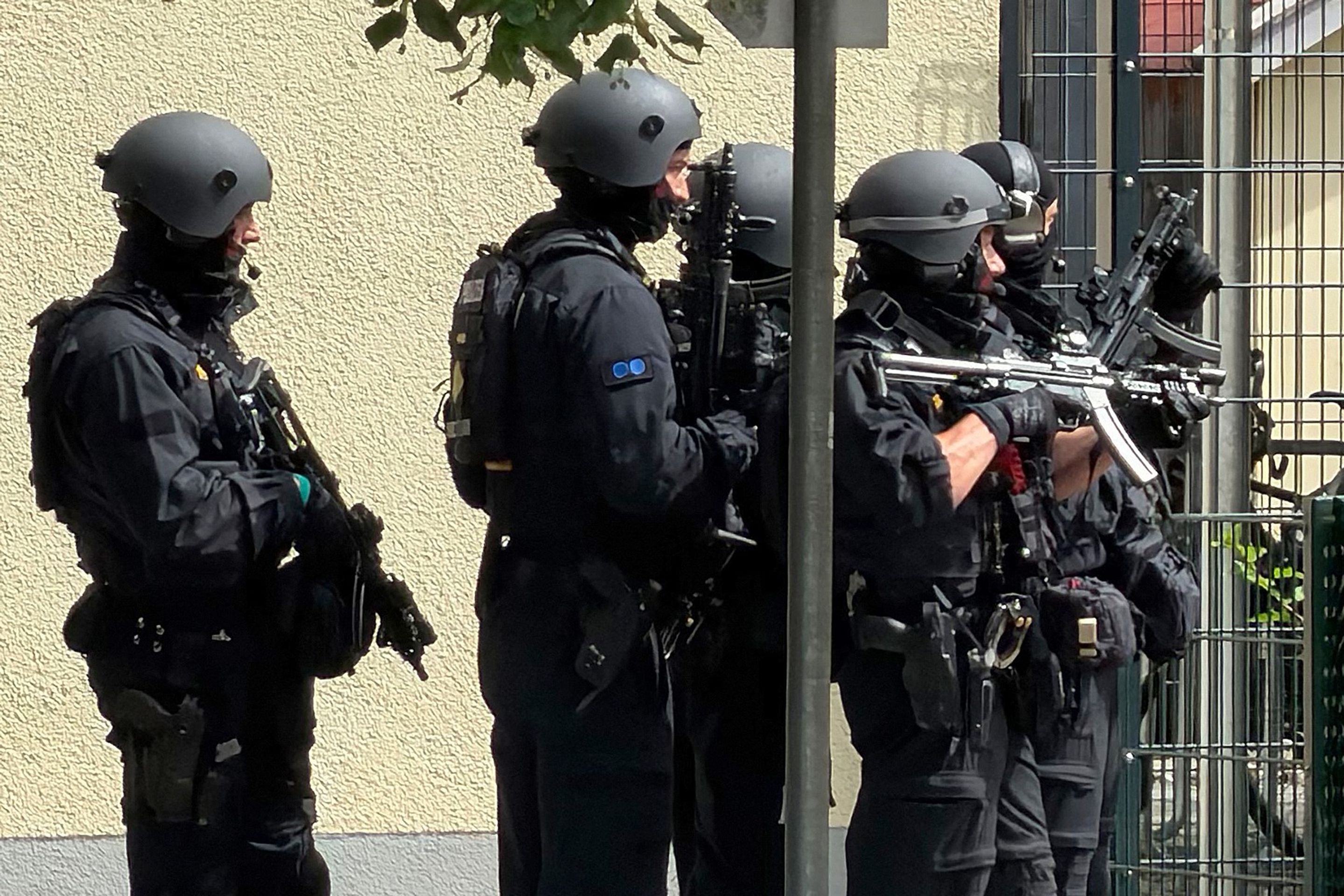 Zásah policie na bavorské střední škole - Pachatel přišel do školy s nožem a střelnou zbraní (4/7)