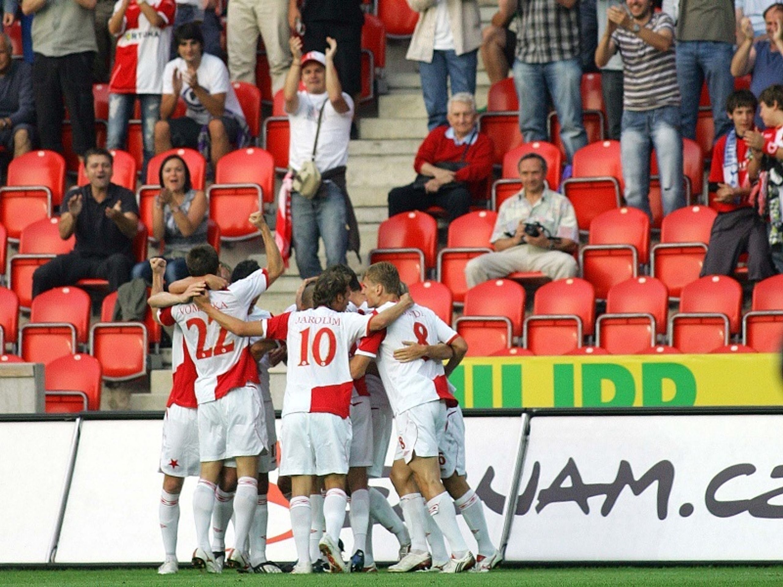 Slávisté se radují z Hlouškovy vedoucí branky. - GALERIE: Slavia vs. Šeriff Tiraspol 1:1 (1/1)