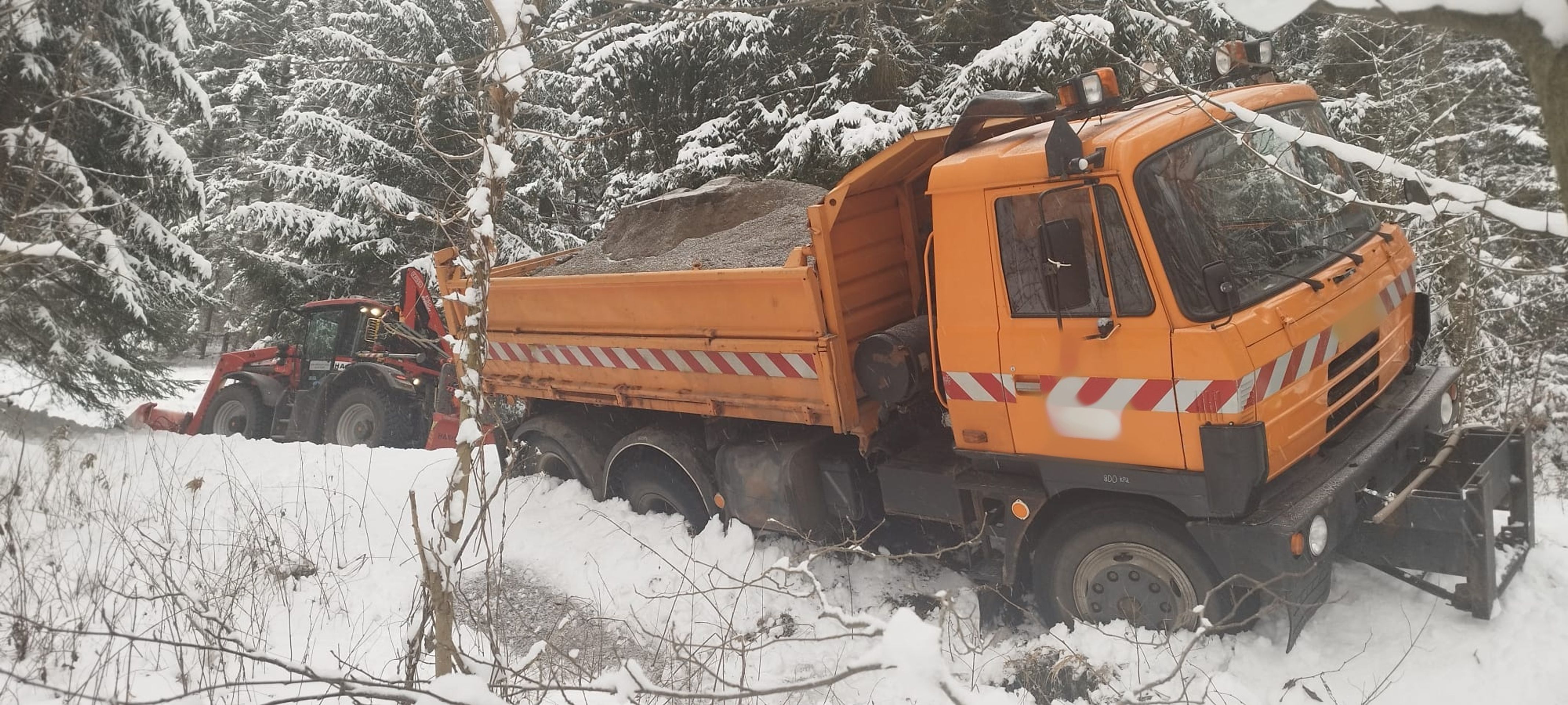 Nehoda na Rychnovsku - Počasí komplikuje dopravu v Česku. Hasiči řeší popadané stromy (14/15)