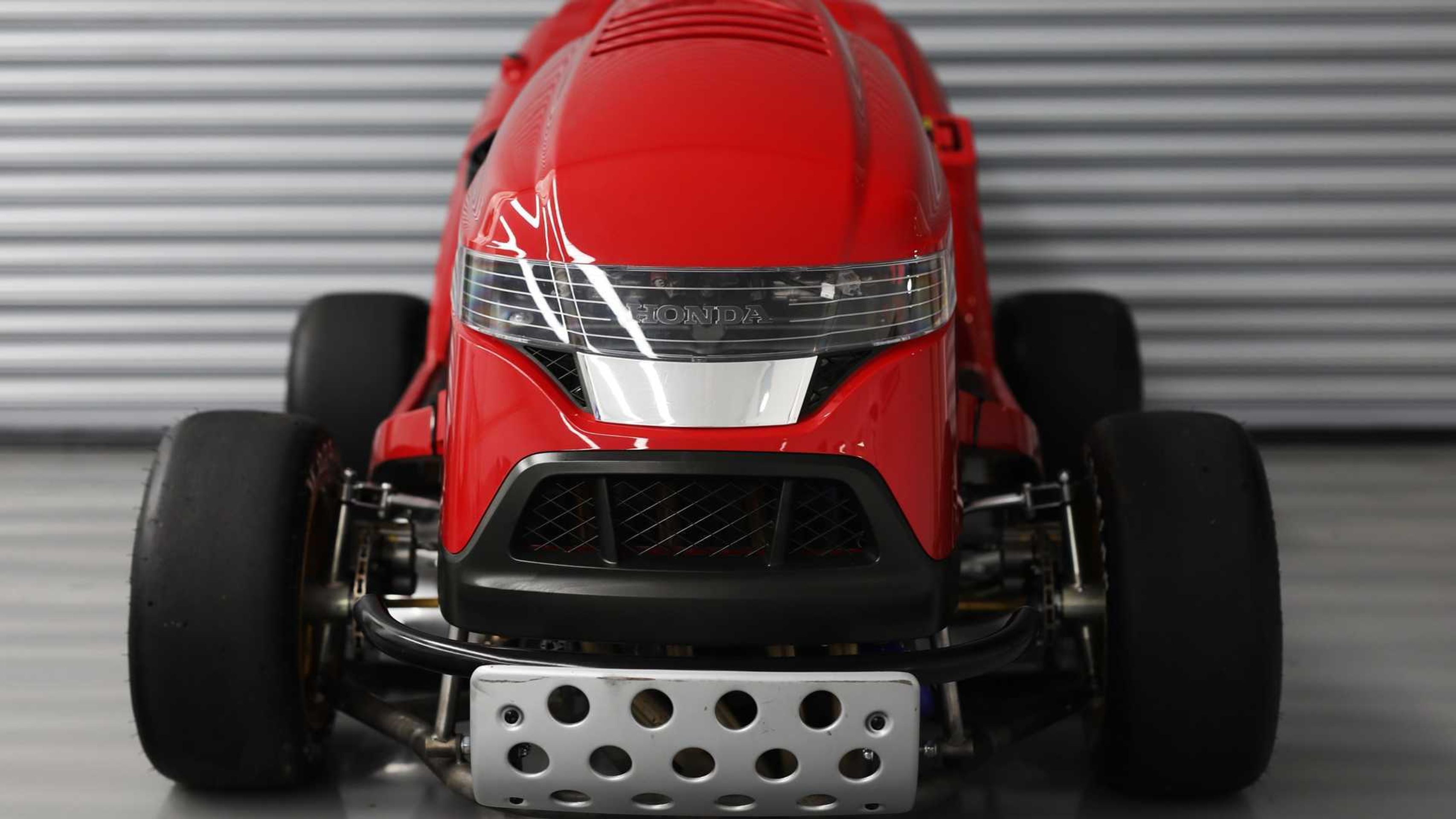 Honda Mean Mower V2 - 15 - Fotogalerie: Nejrychlejší sekačka na světě (3/9)