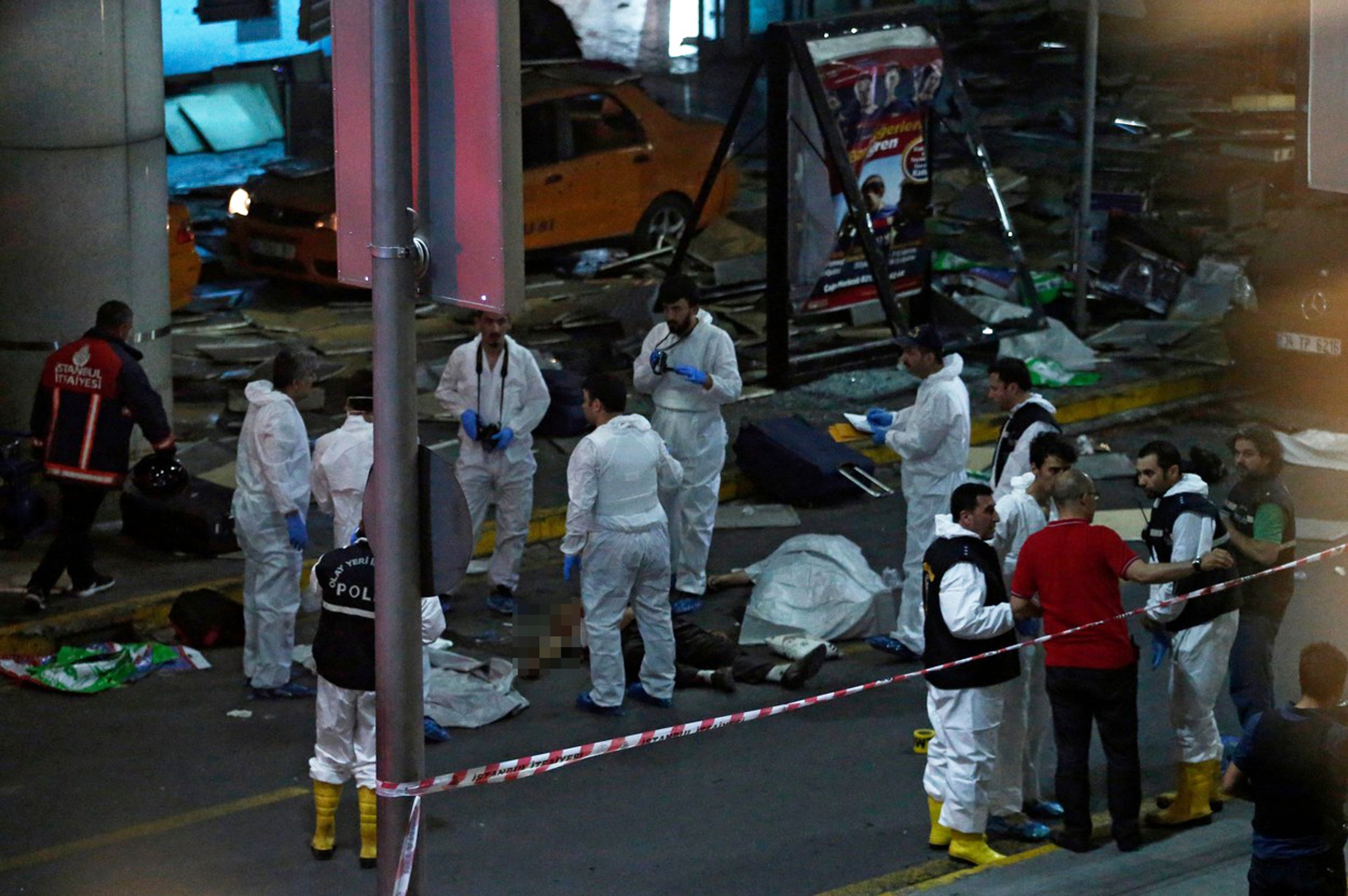 Útok na letišti v Istanbulu - 1 - GALERIE: Sebevražedný útok v Istanbulu (9/11)