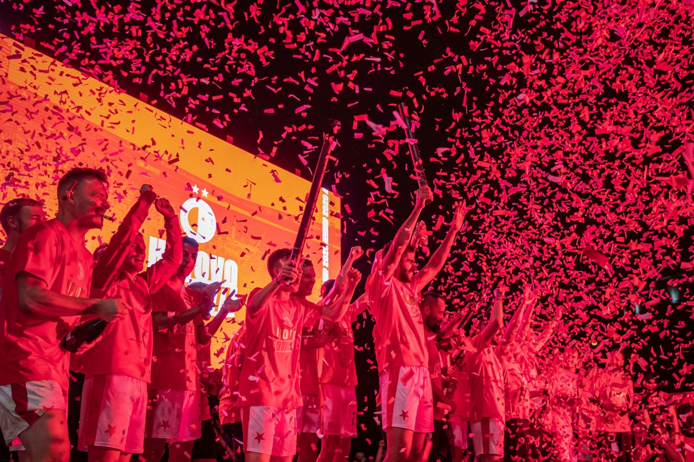 Konfety a vítězné doutníčky nesměly chybět - GALERIE: Slávisté si užili oslavy titulu před stadionem s tisícem fandů! (10/12)