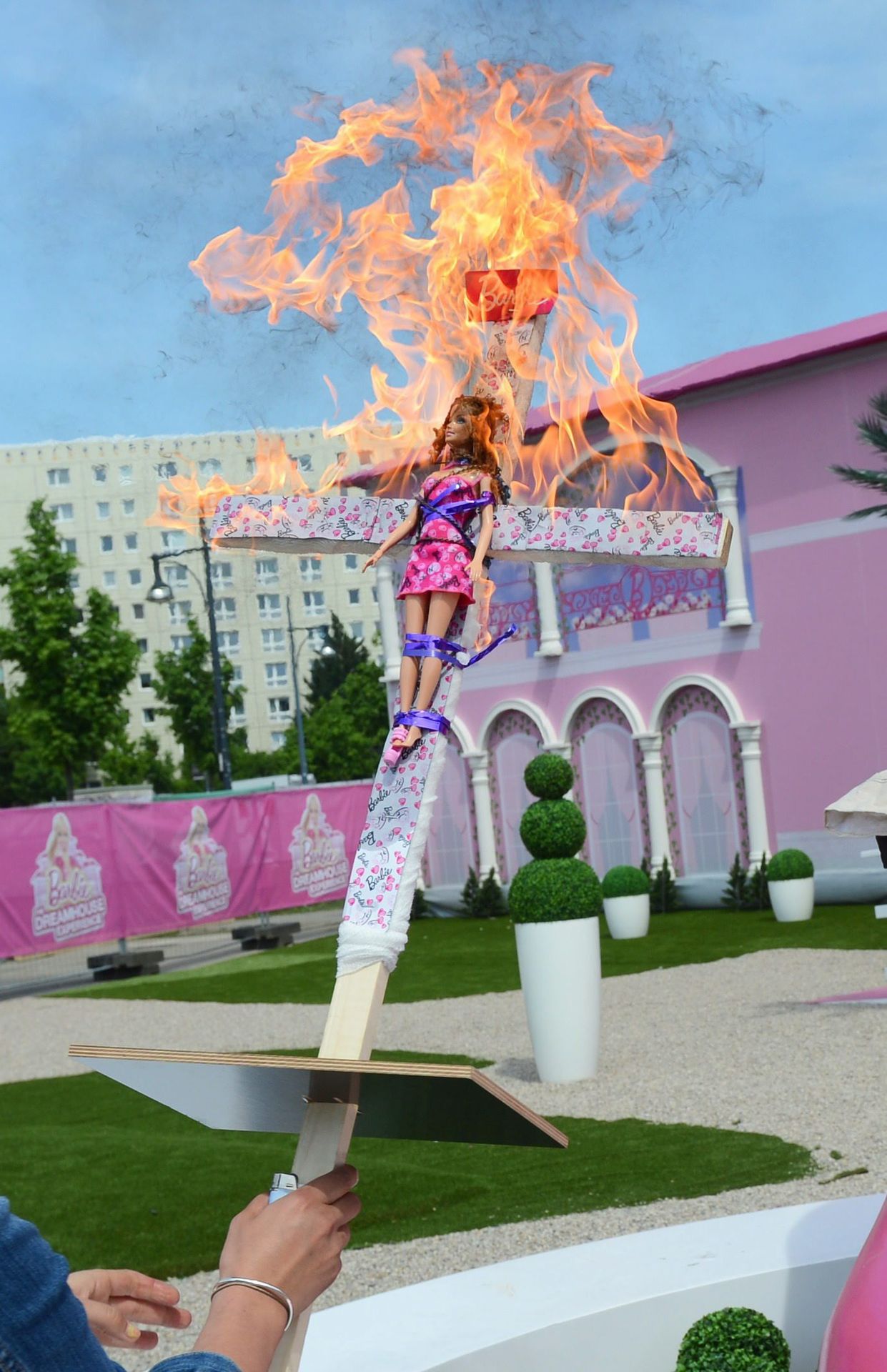 Otevření domu Barbie provázely protesty feministek - GALERIE: Jak žije Barbie? Podívejte se do jejího domu v životní velikosti (4/16)