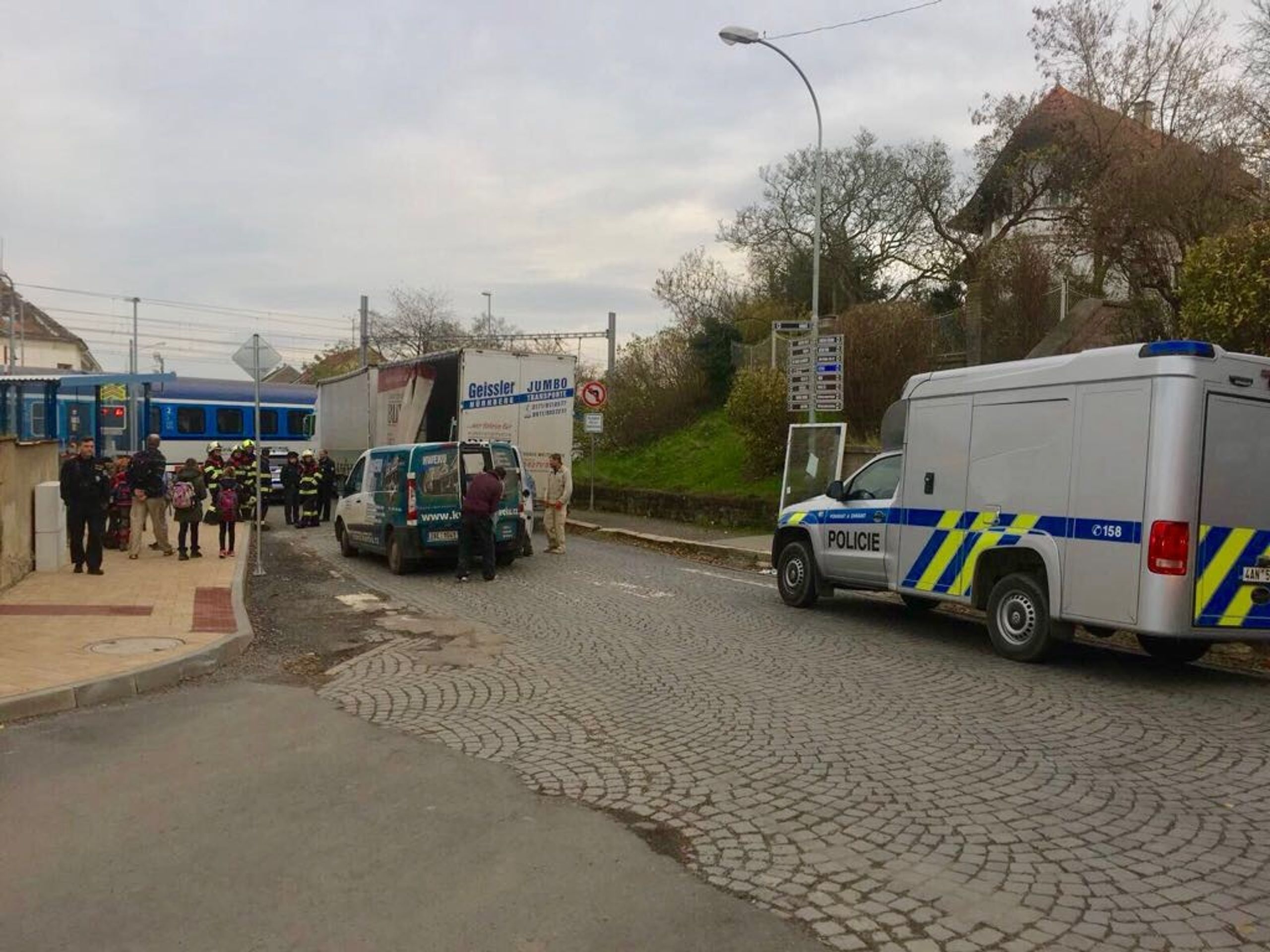 Kamion na kolejích v Úvalech u Prahy - 2 - GALERIE: Kamion na kolejích v Úvalech u Prahy (2/3)