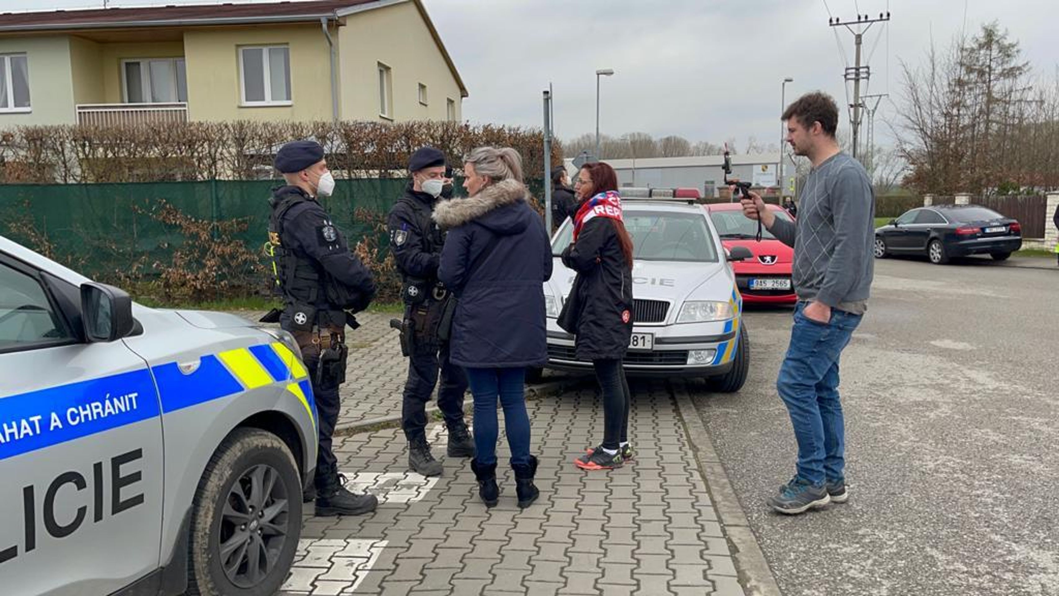 Konflikt s demonstranty před domem vicepremiéra Jana Hamáčka - 6 - GALERIE: Policie zasáhla u domu Jana Hamáčka (5/5)