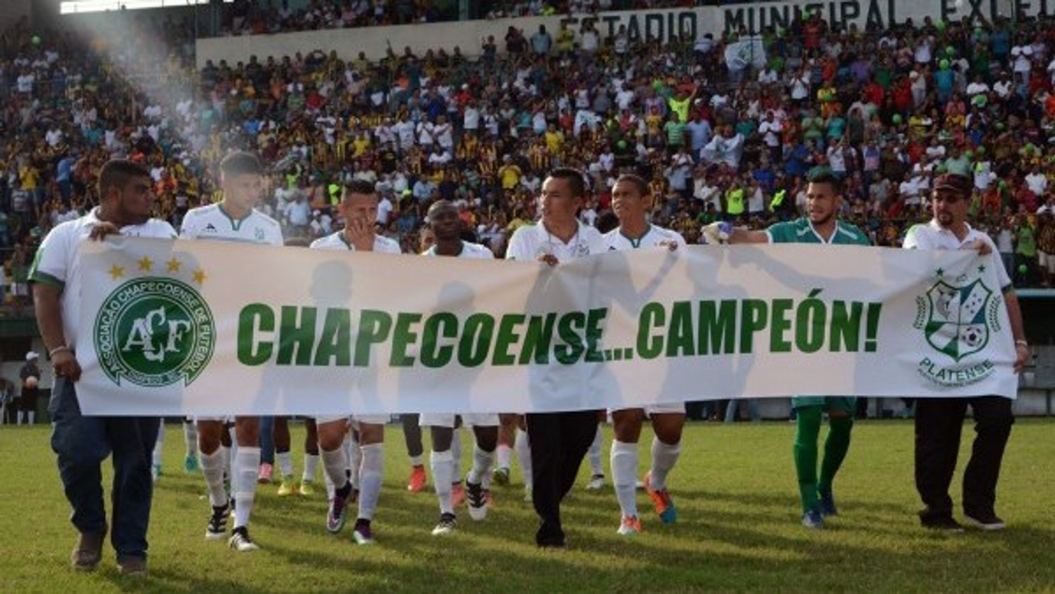 Letadlo fotbalového týmu Chapecoense se zřítilo, jen tři hráči přežili - GALERIE: Rok 2016: O koho přišel sportovní svět už napořád? (5/13)
