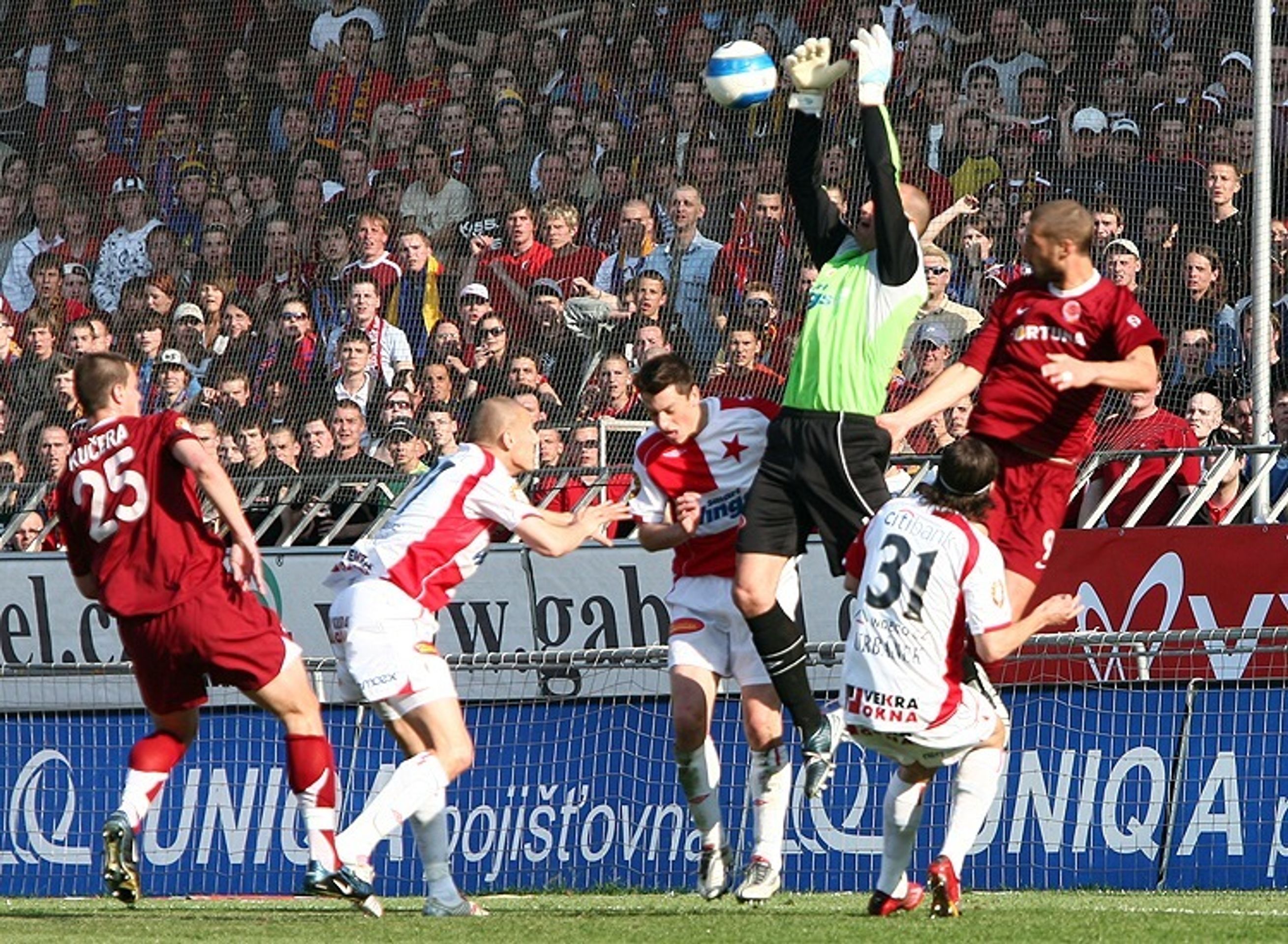 Brankář Slavie Michal Vorel si míč stahuje bezpečně do svého náručí. - Horváth vystřelil Spartě výhru v derby (18/21)