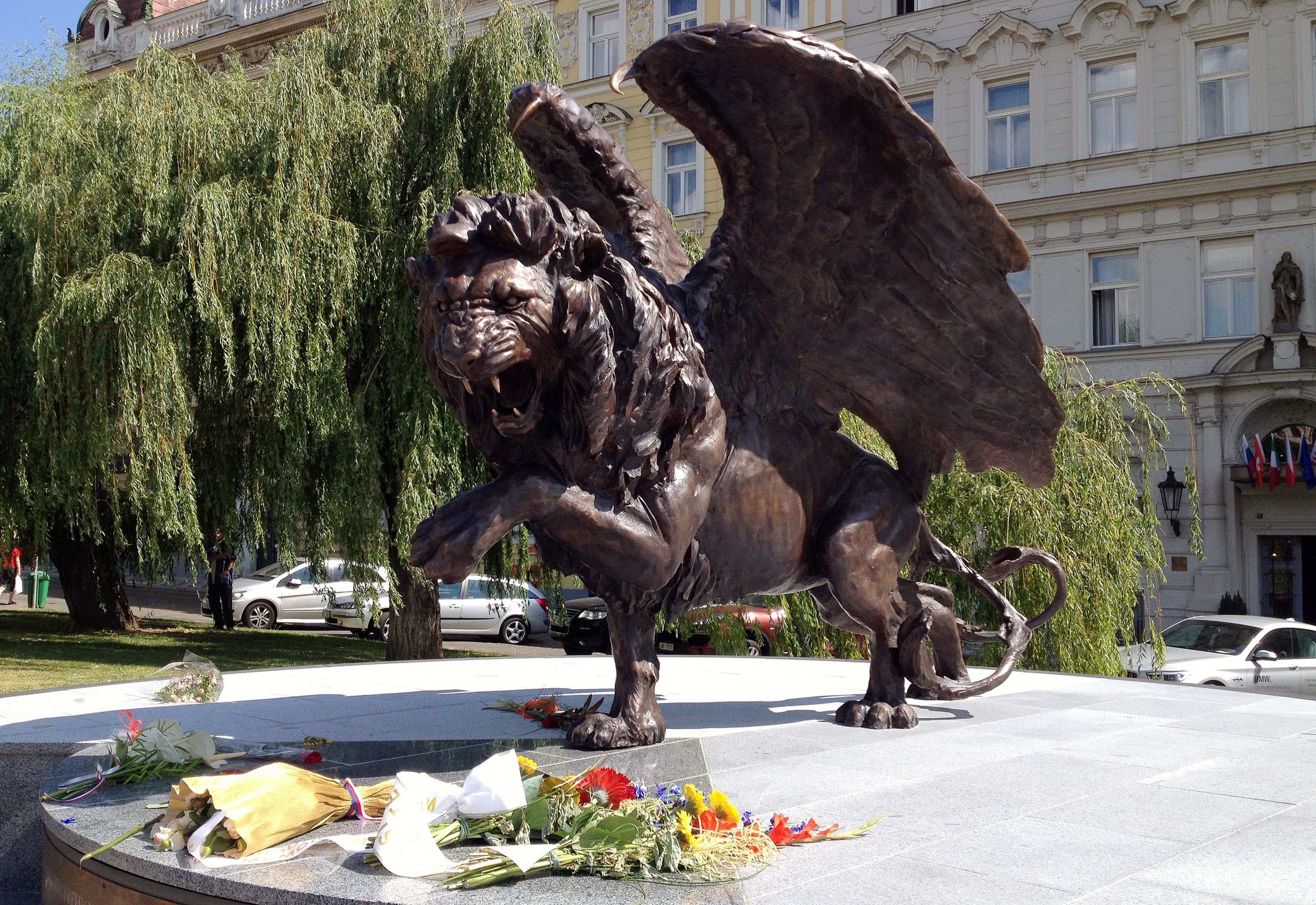 Památník letcům RAF na pražském Klárově - GALERIE: Pražské sochy a památníky (9/9)