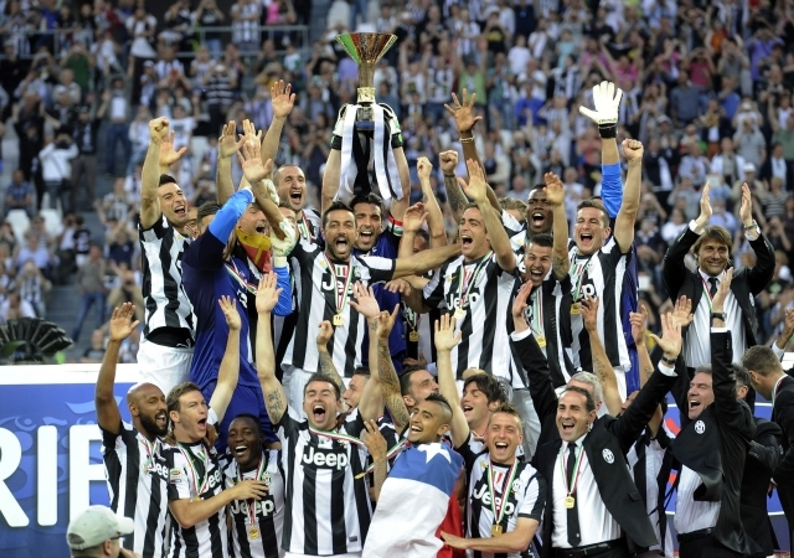 Buffon s rodinou slaví titul Juventusu - 5 - GALERIE: Buffon s rodinou slaví titul Juventusu (8/10)