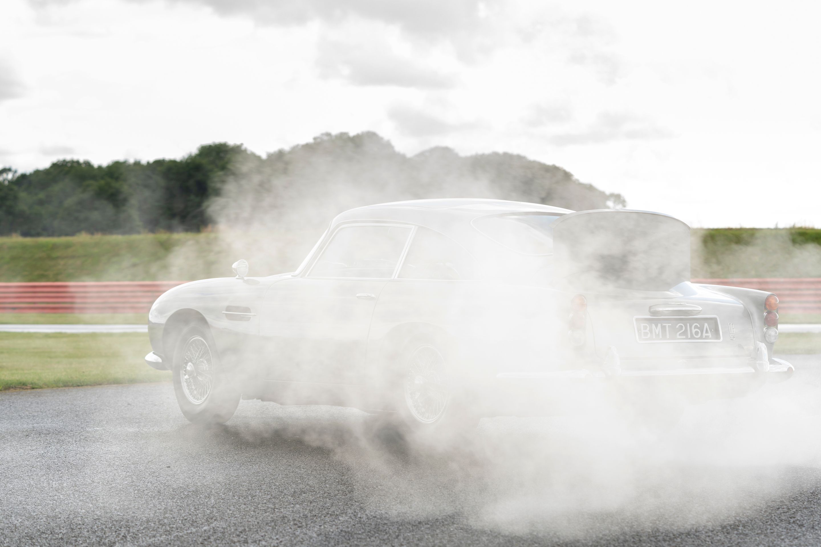 Aston Martin DB5 podle Jamese Bonda - 48 - Fotogalerie: Prohlédněte si výzbroj Aston Martin DB5 podle Jamese Bonda (17/32)