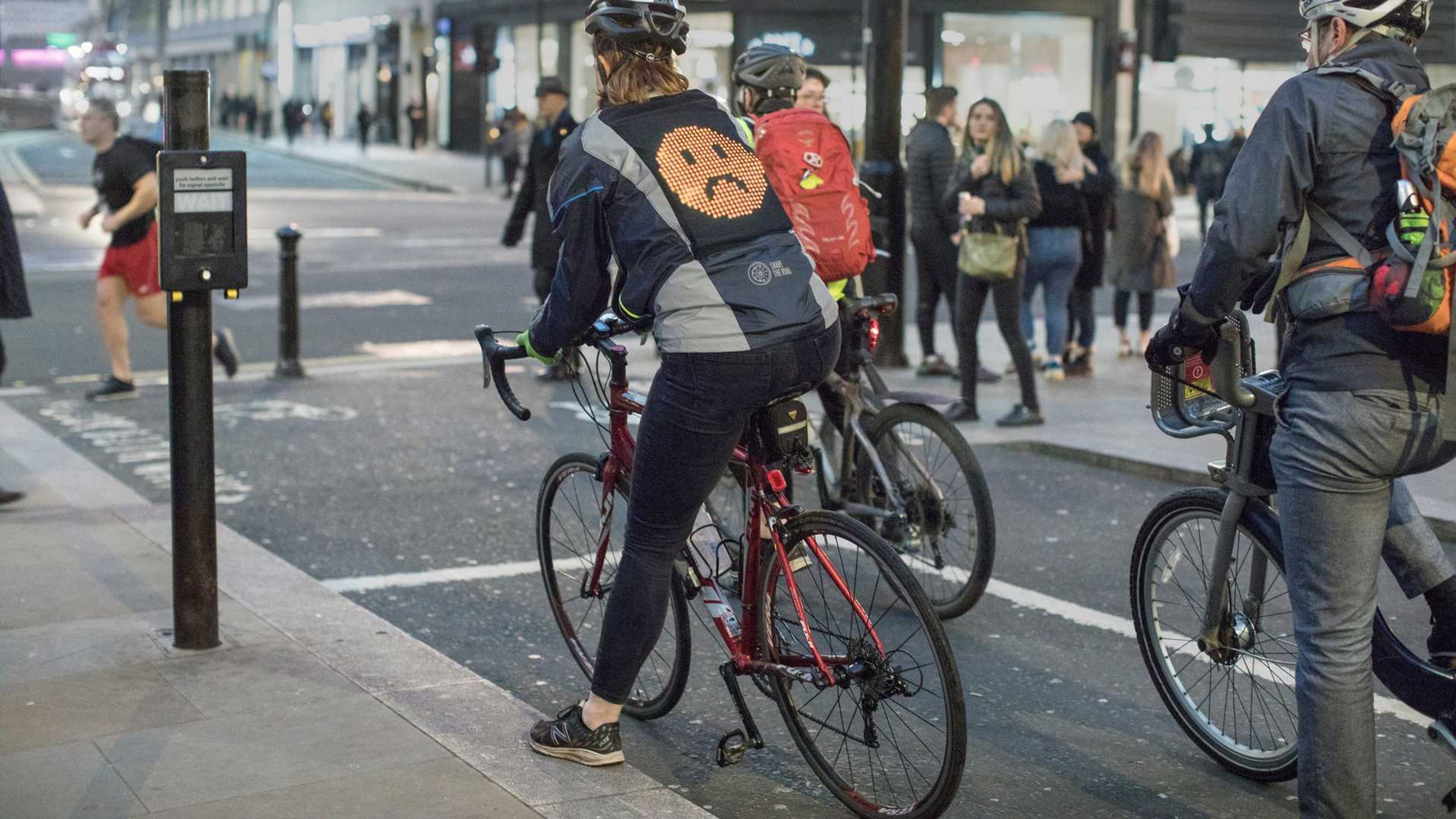 Speciální bunda pro cyklisty - 8 - Fotogalerie: Speciální bunda pro cyklisty (5/6)