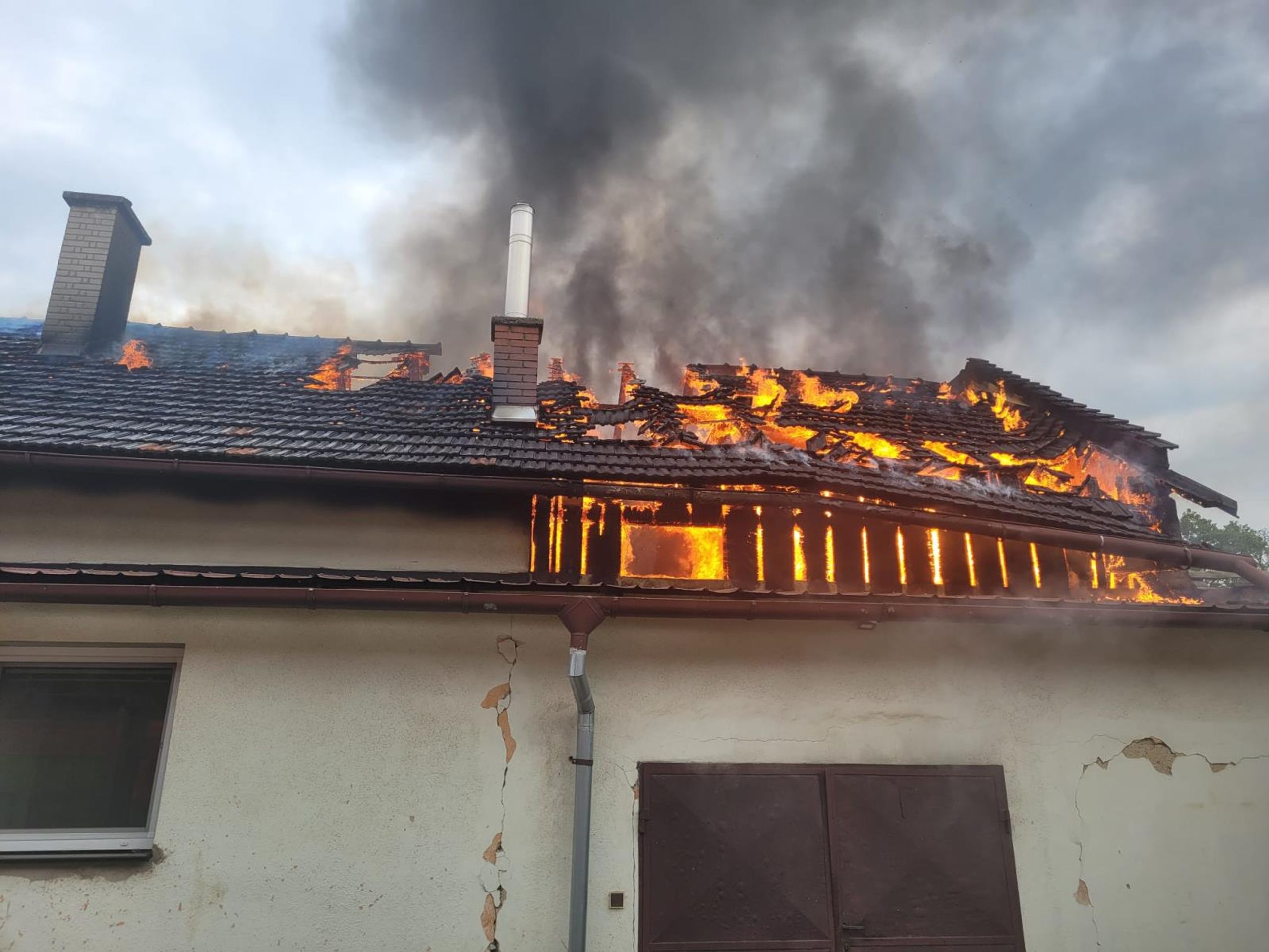 Požár střechy v Šenově - Požáry v Praze a na Moravě (1/5)