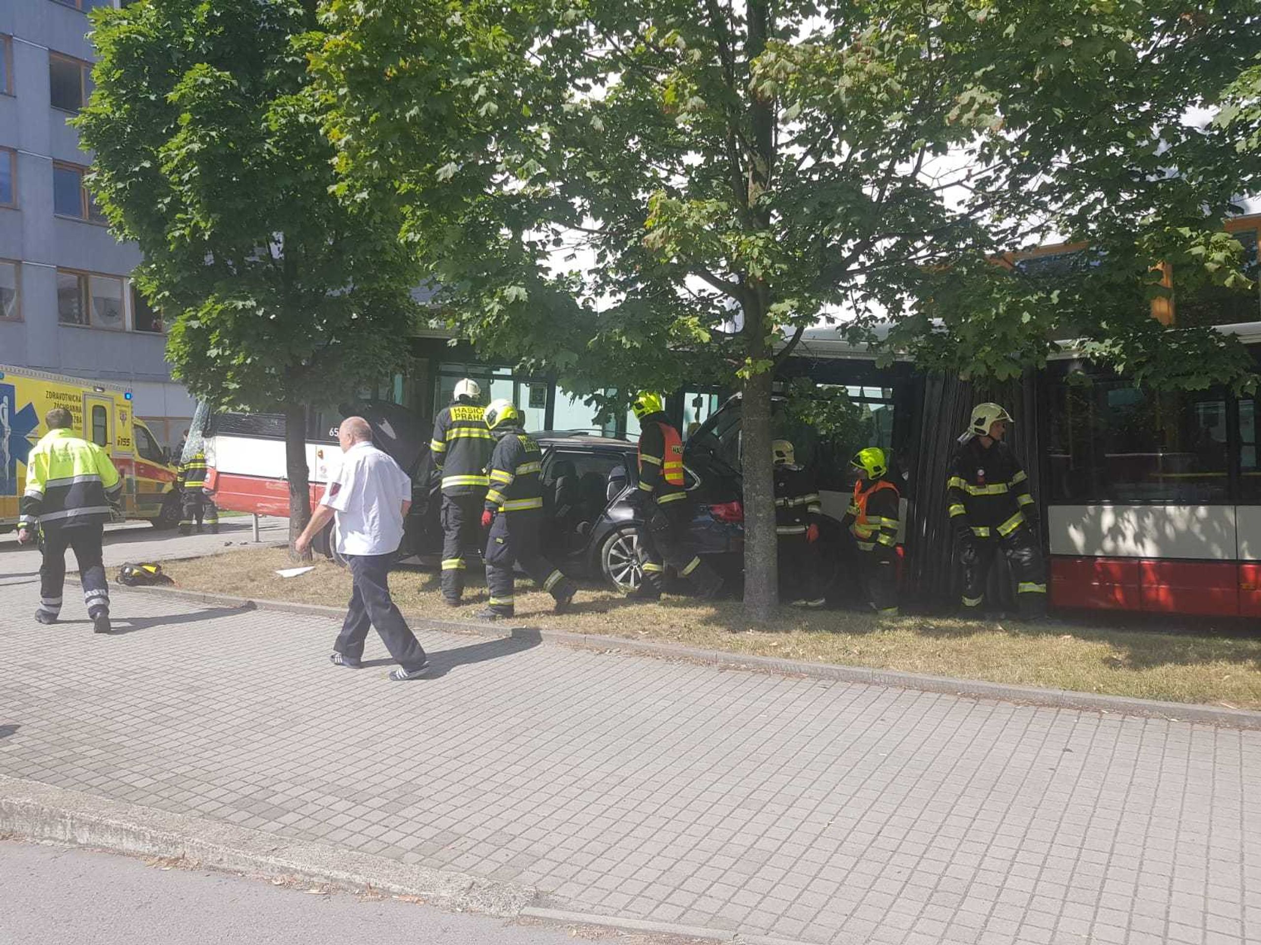 Nehoda autobusu a dvou aut v Praze - 3 - GALERIE: Autobus po srážce s dvěma auty narazil do budovy ČSÚ (3/5)