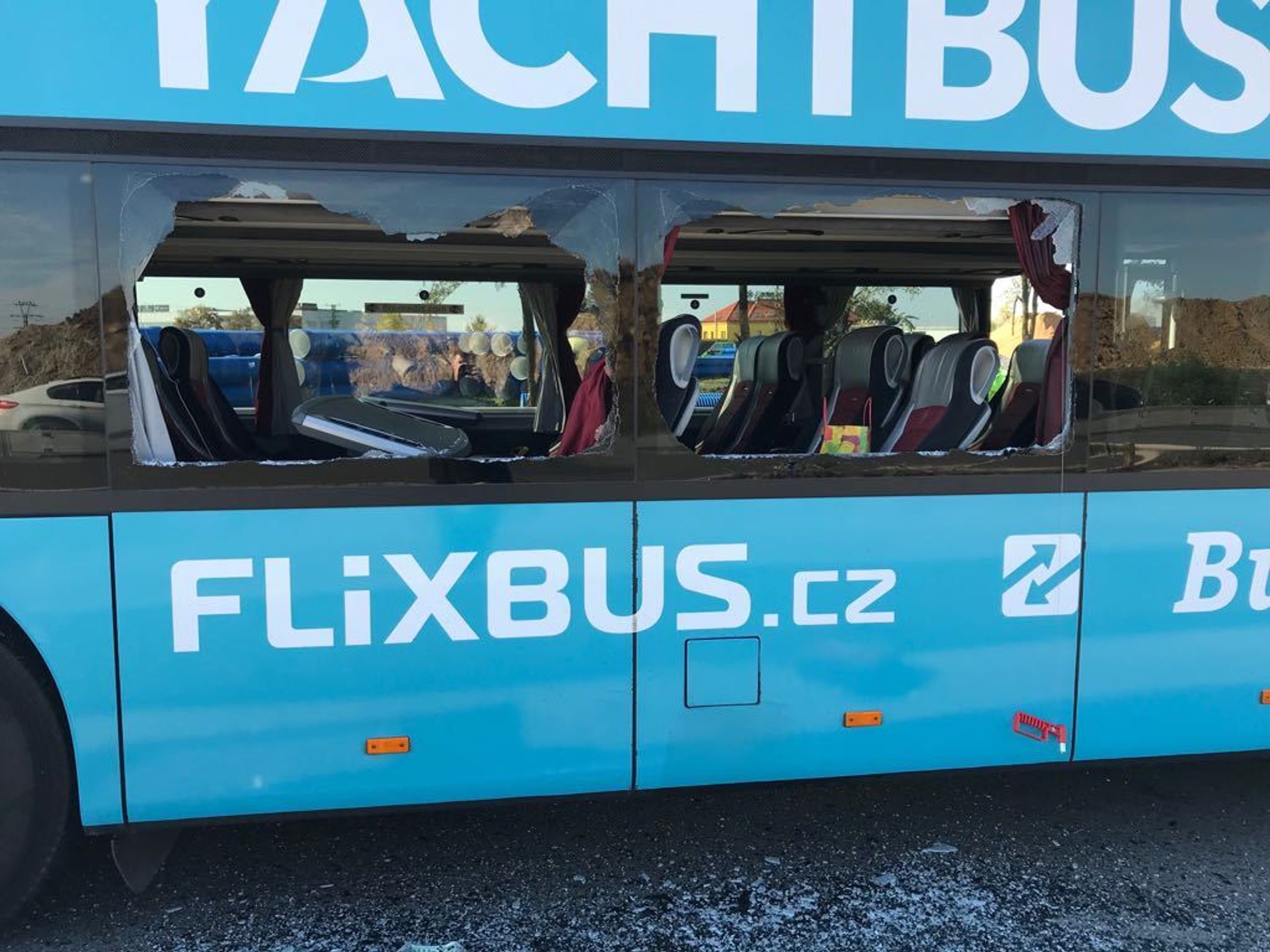 Autobus se srazil s kamionem na dálnici D8 - 11 - GALERIE: Nehoda autobusu a kamionu (8/13)