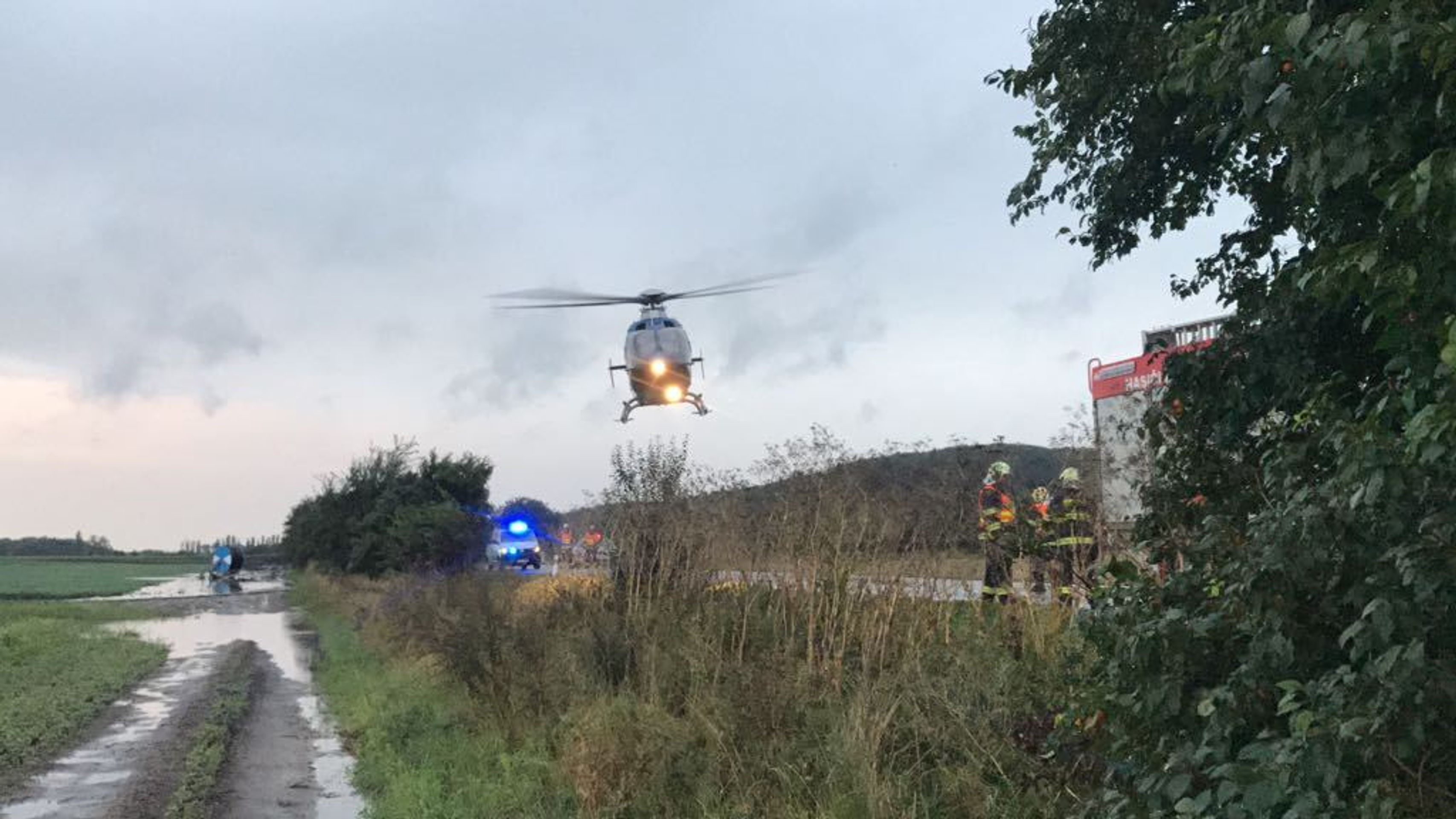 Vážná nehoda si vyžádala dva zraněné! - 4 - GALERIE: Auto skončilo po nehodě v poli (1/4)