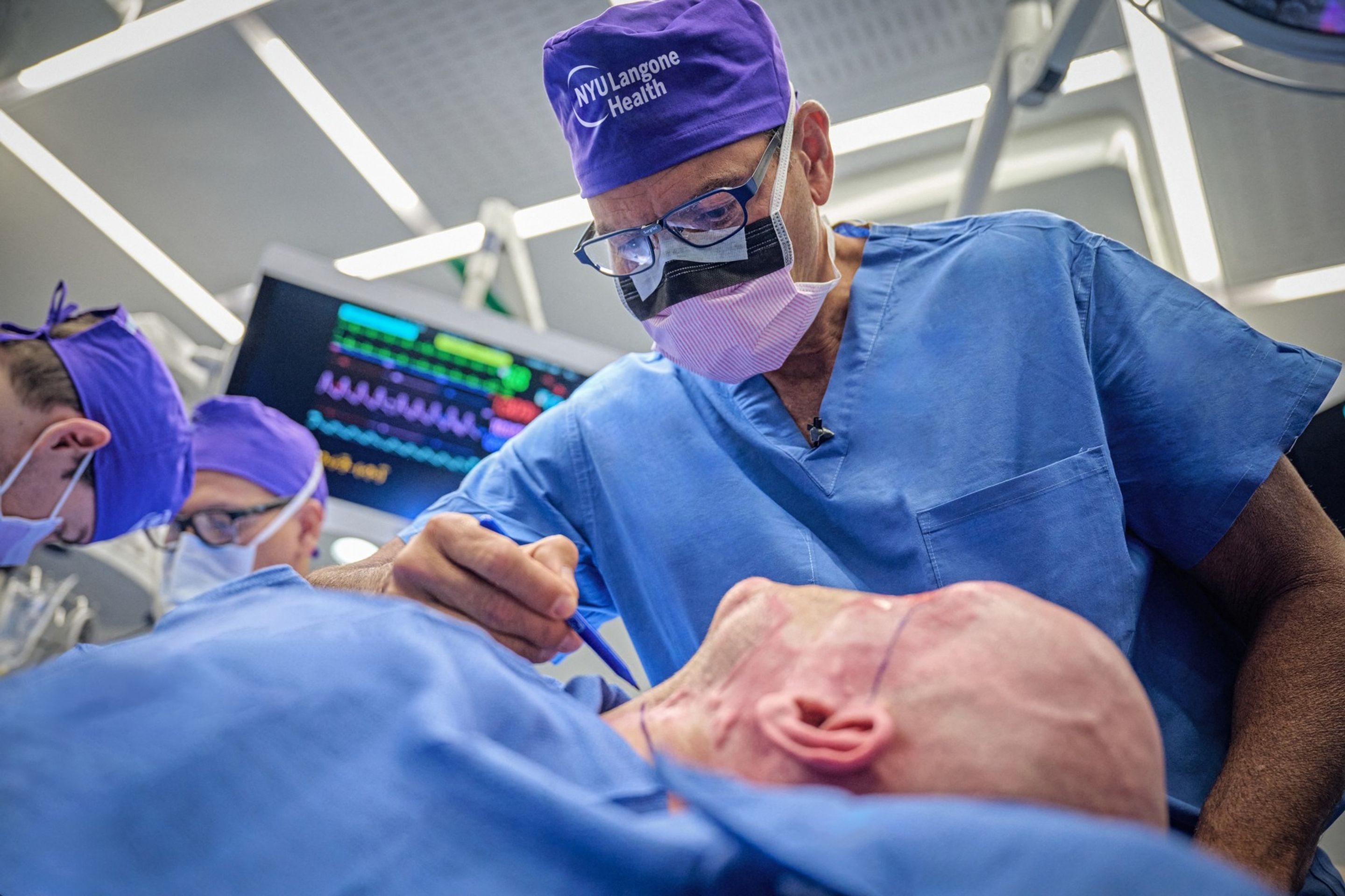První transplantace oka (2) - Aaron James, kterému bylo jako prvnímu člověku transplantované oko (1/3)