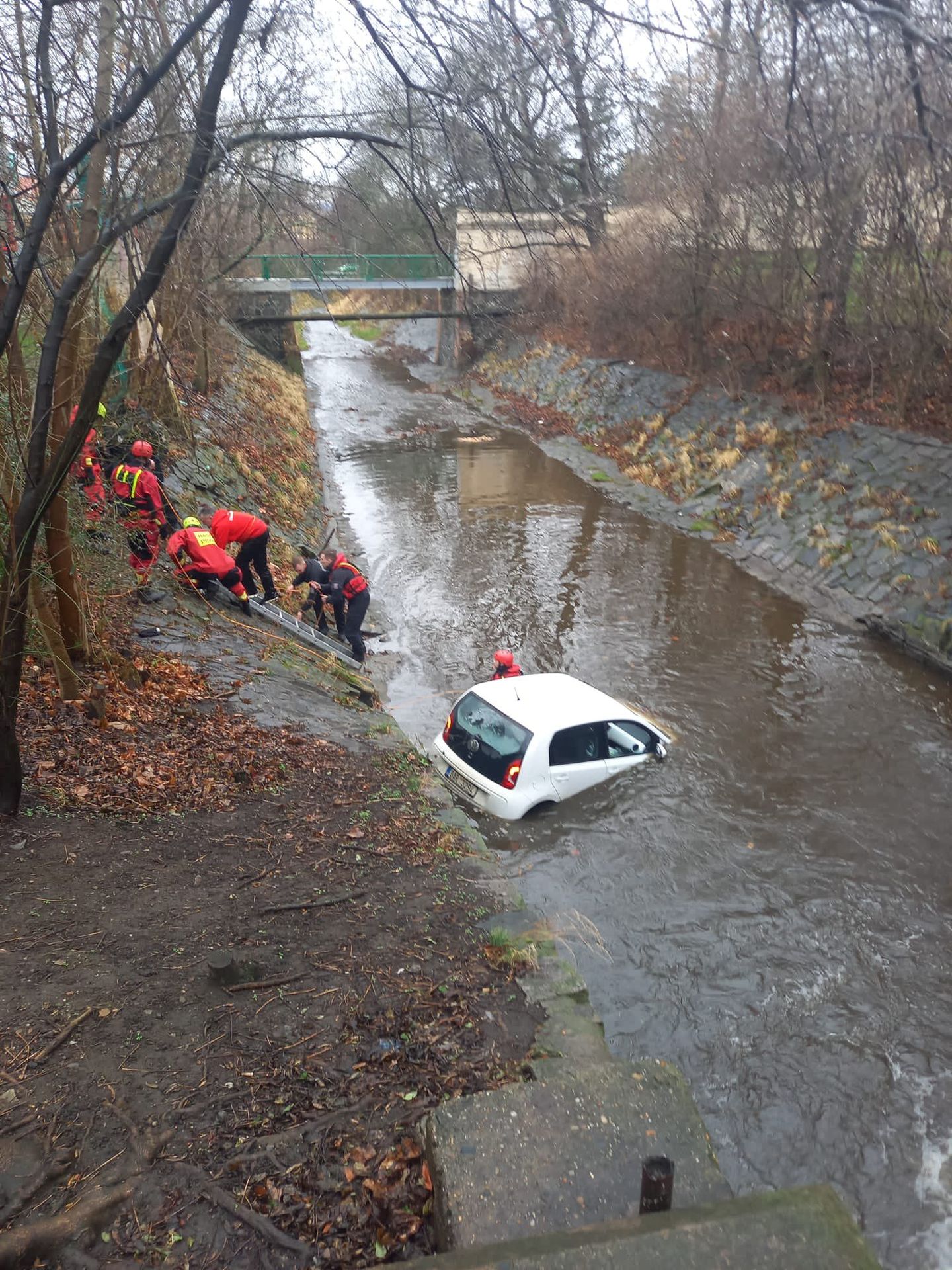 Osobní auto vjelo do Botiče ve Vršovicích (3) - Do Botiče ve Vršovicích vjelo auto (2/4)
