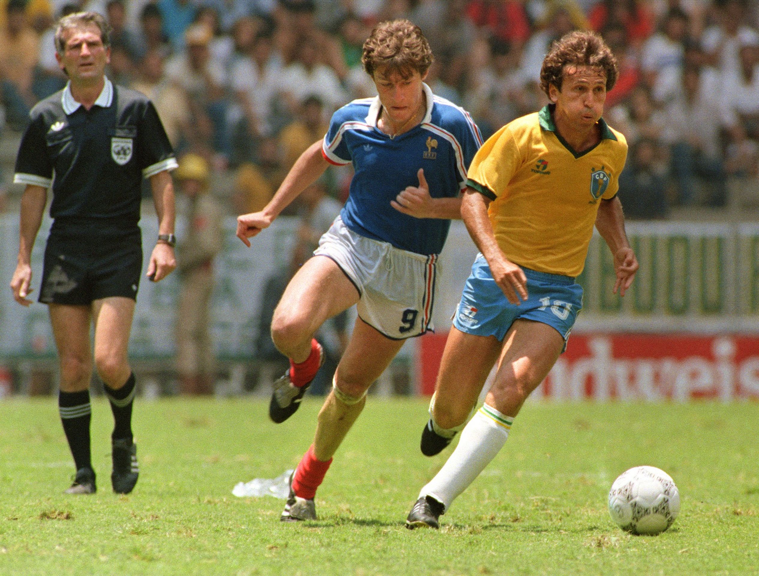 Zico (úplně vpravo) v dresu brazilské reprezentace - Retro národní dresy (7/9)