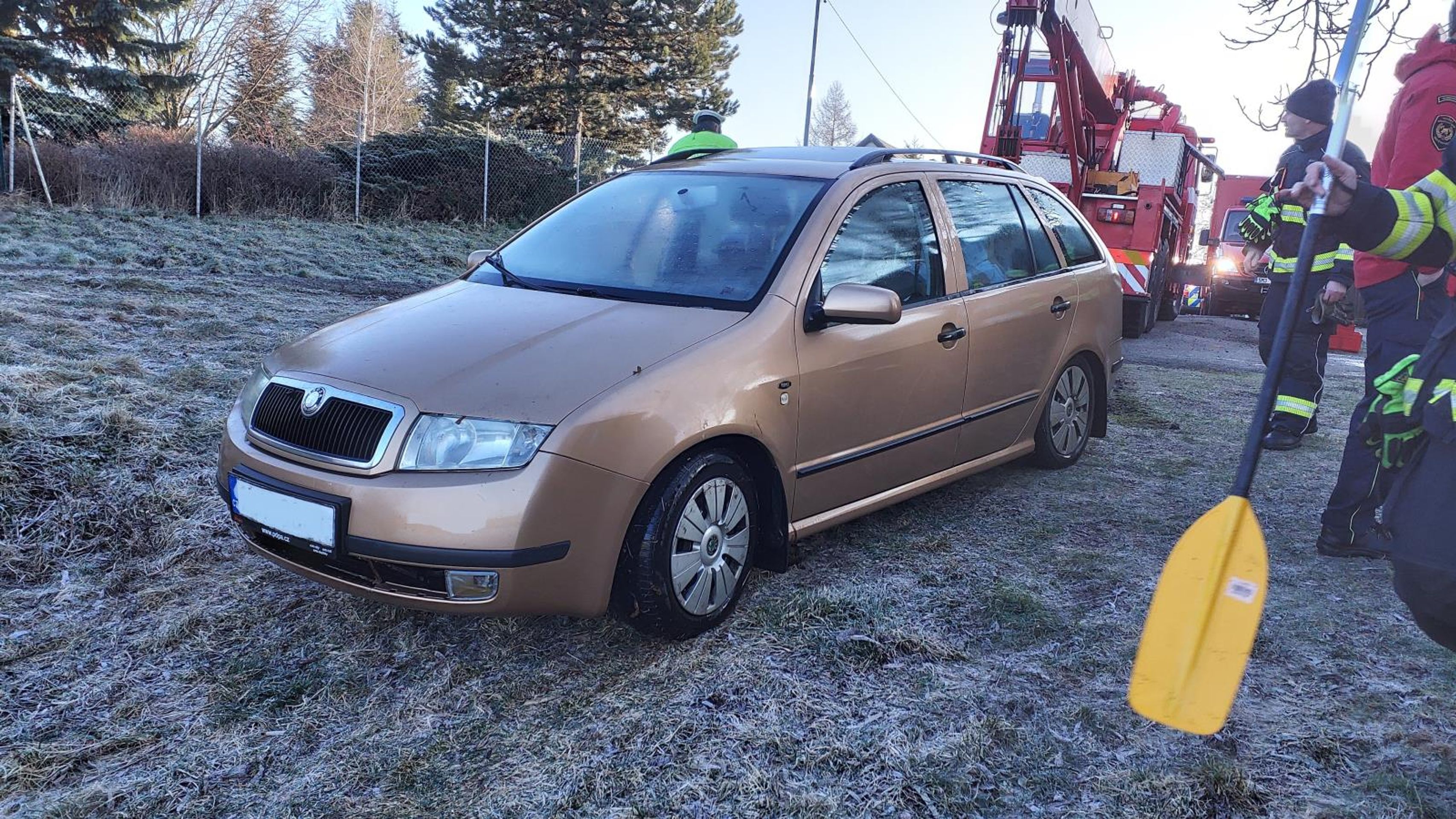 Vytažení osobního vozidla z rybníku (2) - Vytažení osobního vozidla z rybníku (11/11)