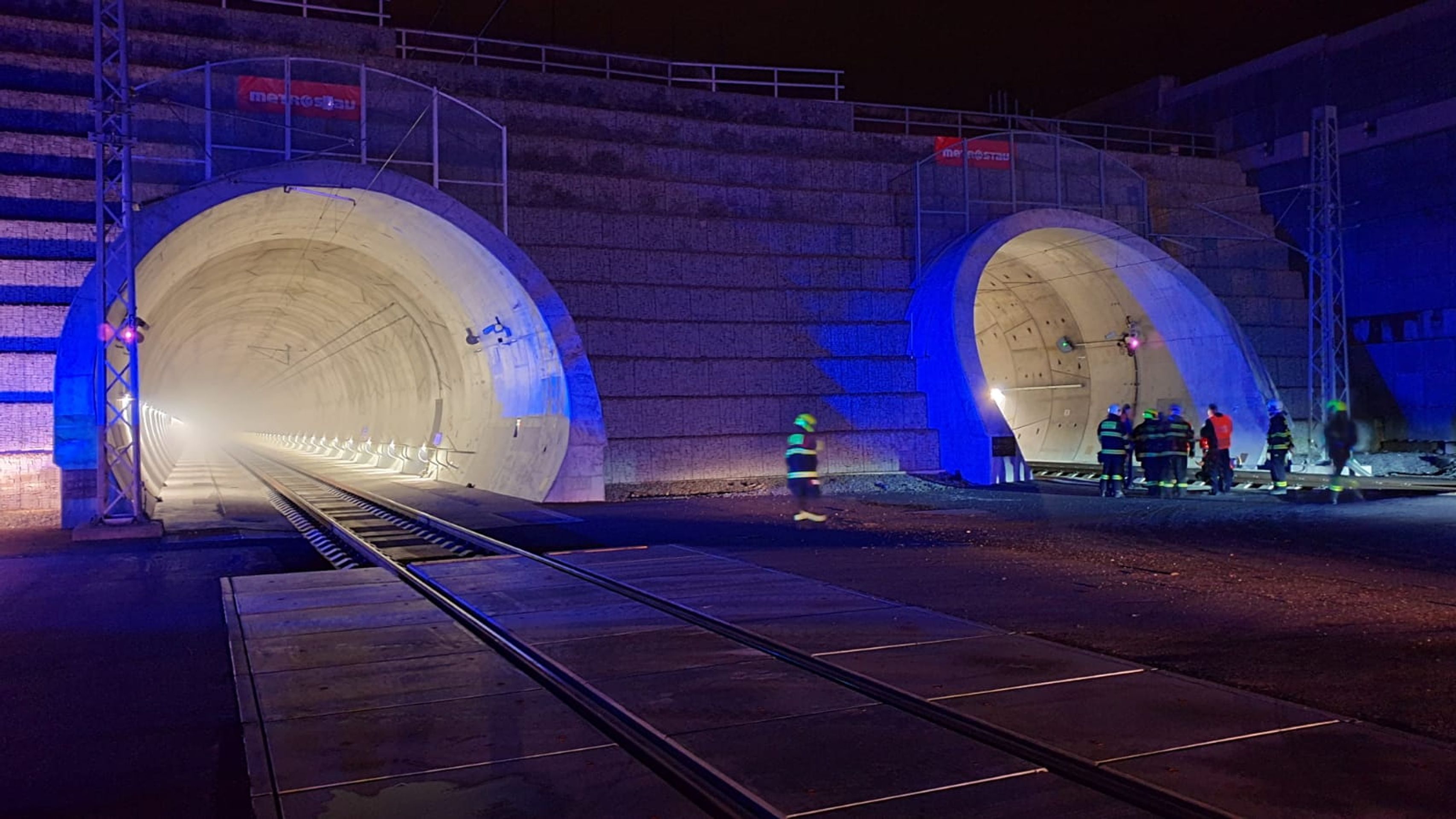 Dvacet jednotek hasičů zasahovalo z obou stran tunelu - GALERIE: Požár vlaku v Ejpovickém tunelu (1/5)