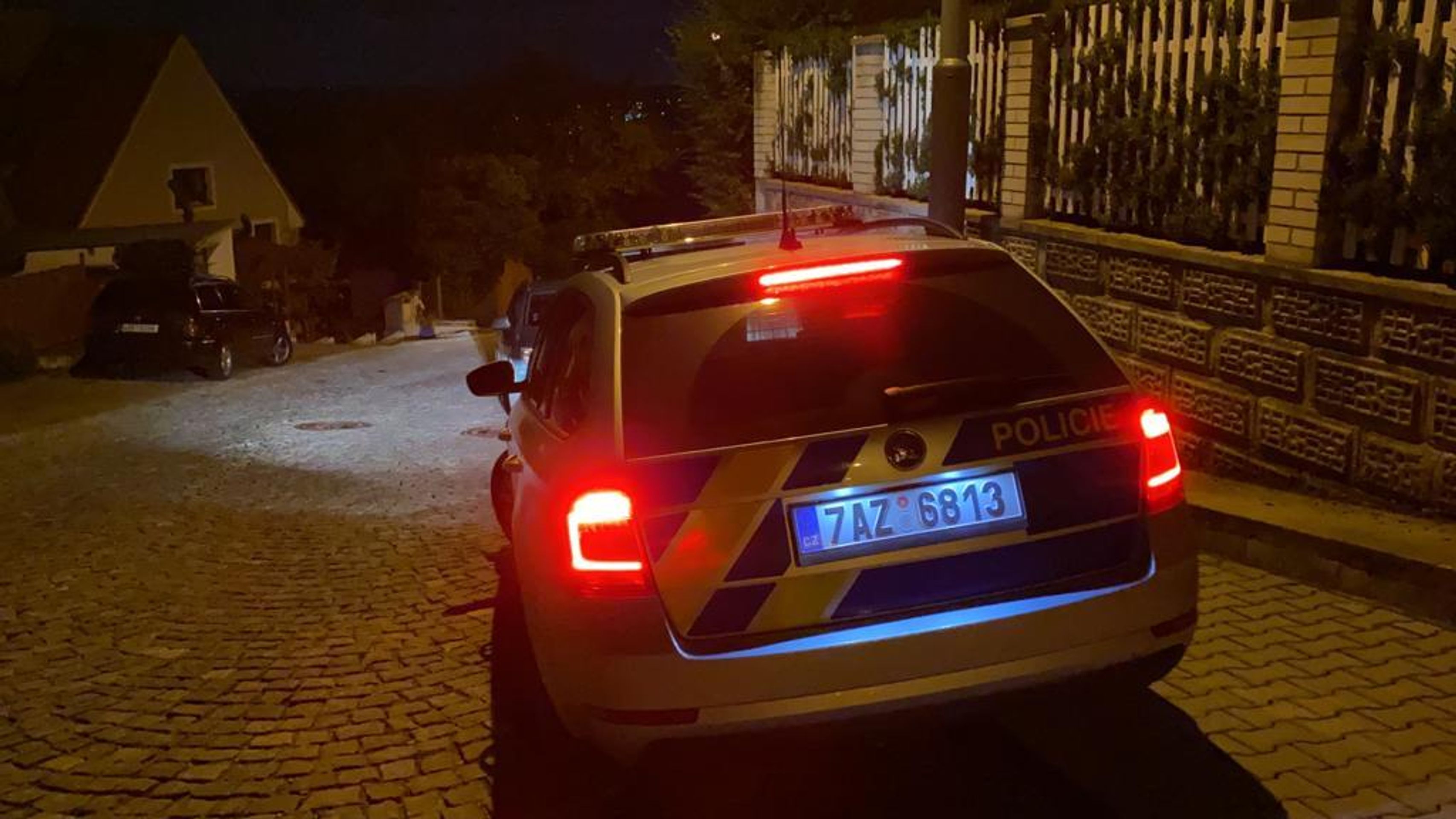 Noční incident před domem zavražděné v Radotíně - 1 - GALERIE: Noční incident v Radotíně (3/12)