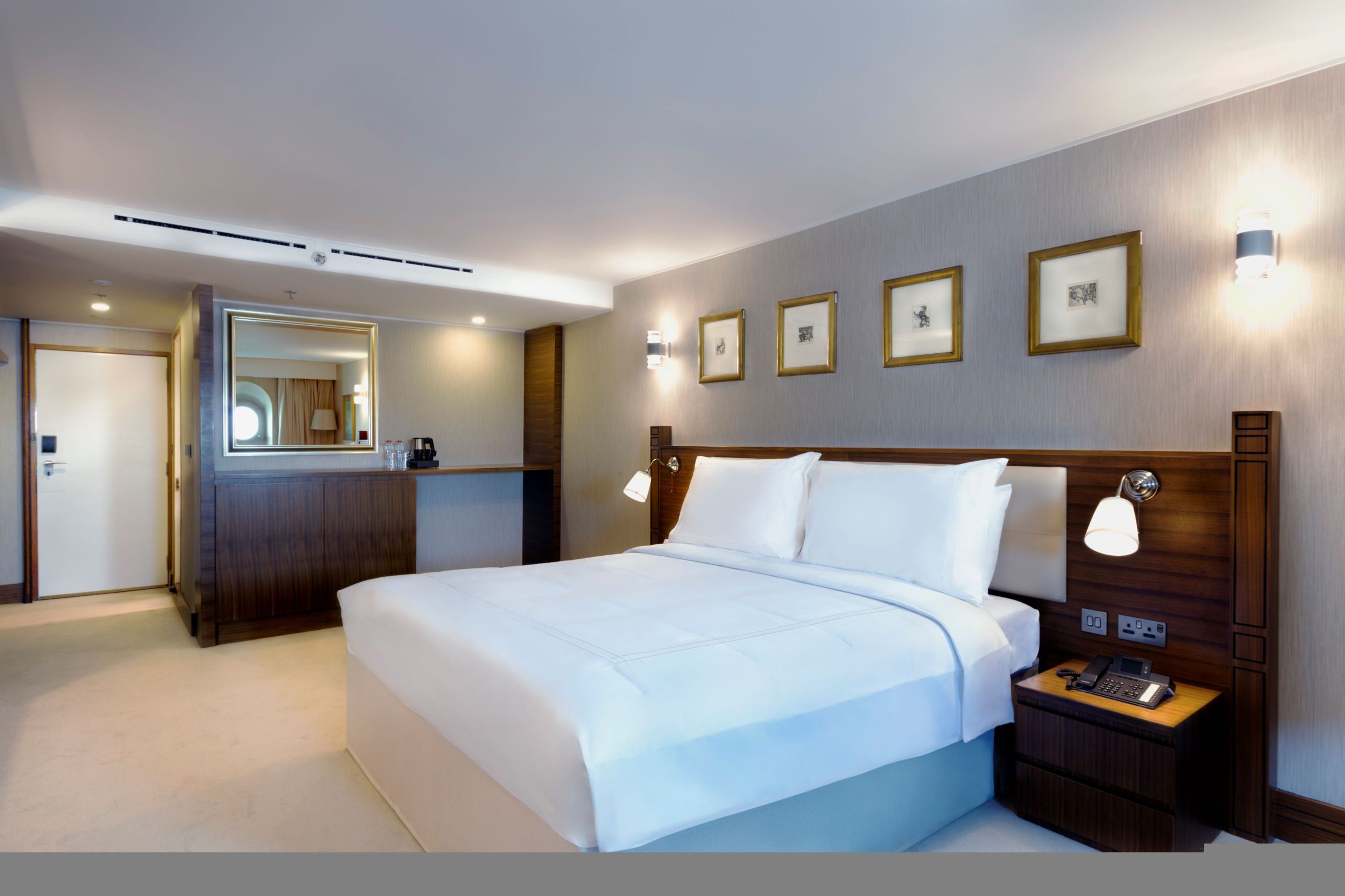Plovoucí hotel Queen Elizabeth II v dubajském přístavu - 2 - GALERIE: Plovoucí hotel Queen Elizabeth II v dubajském přístavu (7/9)