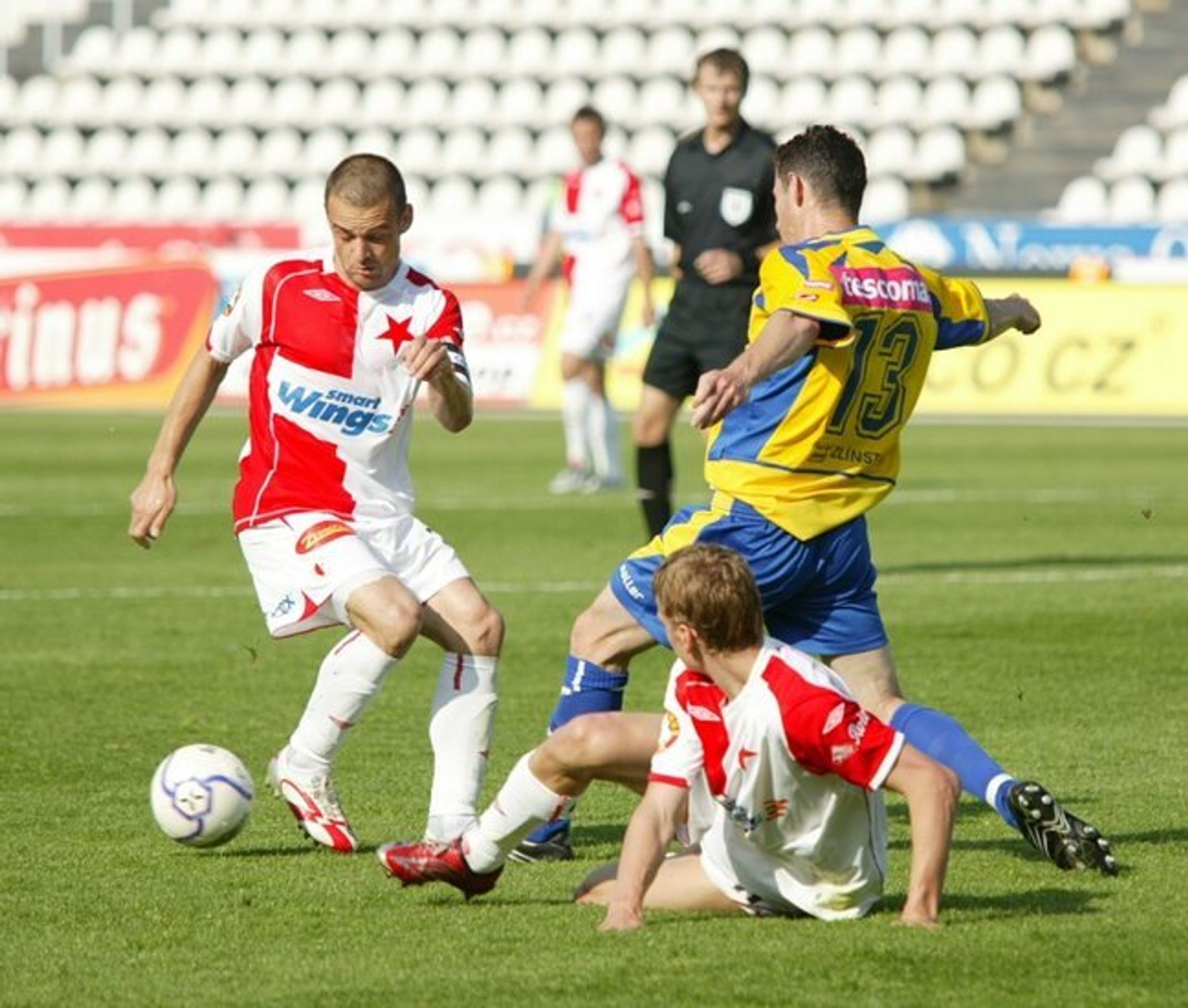Kapitán Slavie Lukáš Jarolím a záložník Petr Janda se marně snaží přejít přes obránce Zlína Ivo Zbožínka. - Slavii zachránil střídající Kalivoda (1/4)